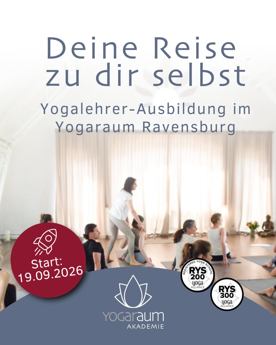 💡 Deine Reise zu dir selbst beginnt genau hier... Eine Yoga-Ausbildung ist so viel tiefer, als man es sich vorab überhaupt vorstellen kann.
✨ Die meisten Teilnehmer*innen starten aus einem ganz bestimmten Impuls: Sie wollen ihre eigene Yoga-Praxis vertiefen, Anatomie verstehen und ihre Erfahrungen auch mit Anderen teilen.
✨Doch während der Ausbildungsmonate entwickelt sich aus dieser Praxis ein unbezahlbarer Nebeneffekt: Eine Reise zu dir selbst. Du lernst, deinen eigenen Körper besser wahrzunehmen, deine Intuition zu stärken, Herausforderungen im Leben mit mehr Gelassenheit zu begegnen und gewinnst ein tiefes Vertrauen in deine eigenen Fähigkeiten.
🌱 Gemeinsam mit unseren erfahrenen Head Teachern Nicole & Ina tauchst du tief in die Ausrichtungsprinzipien, die Didaktik und das intelligente Sequencing ein. Gleichzeitig gibt dir die traditionelle Philosophie wertvolle, praktische Impulse für deinen modernen Alltag an die Hand. Du lernst dich selbst auf einer ganz neuen Ebene kennen und wächst – fachlich wie persönlich – in einer starken, unterstützenden Gemeinschaft.
🏫 Ab dem 19.09.2026 begleiten wir dich intensiv auf diesem Weg. Das Training ist international von der Yoga Alliance (RYS 200) anerkannt und findet als reines Präsenz-Training in einer exklusiven Gruppe von max. 20 Teilnehmer*innen statt. So garantieren wir dir eine absolut individuelle Betreuung.
😍Als Extra schenken wir dir 6 Freimonate unbegrenztes Praktizieren bei uns im Studio! Besondere körperliche Voraussetzungen gibt es übrigens keine – die Bereitschaft zu lernen reicht völlig aus.
🔗 Du möchtest Nicole & Ina persönlich kennenlernen und alle deine Fragen stellen? Komm am Samstag, den 11. Juli 2026 um 17:00 Uhr zu unserer unverbindlichen Infoveranstaltung direkt im Yogaraum. Den Link zur Anmeldung findest du in unserer Bio.
🫶Wir freuen uns auf dich!
#YogaAusbildungRavensburg #YogalehrerAusbildung #YogaAlliance200h #YogaraumRavensburg #PersönlichesWachstum VinyasaAusbildung RavensburgYoga yogateachertraining