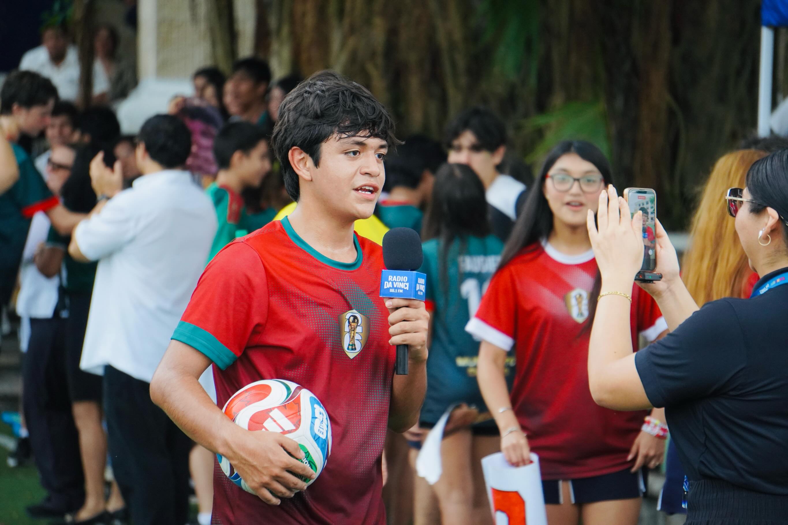 El Mundialito Da Vinci llega a su fin en la sección Secundaria-Preparatoria, pero los recuerdos que nos deja permanecerán para siempre. ⚽❤️
Cada partido, cada porra, cada celebración y cada momento compartido dentro y fuera de la cancha formaron parte de una experiencia única que nos unió como comunidad.
Gracias por entregarse al juego, por competir con pasión y por llenar de energía y entusiasmo cada jornada. Porque al final, más allá de los marcadores, lo que realmente ganamos fueron momentos que recordaremos toda la vida.🫶🏆 #YoSoyDaVinci
