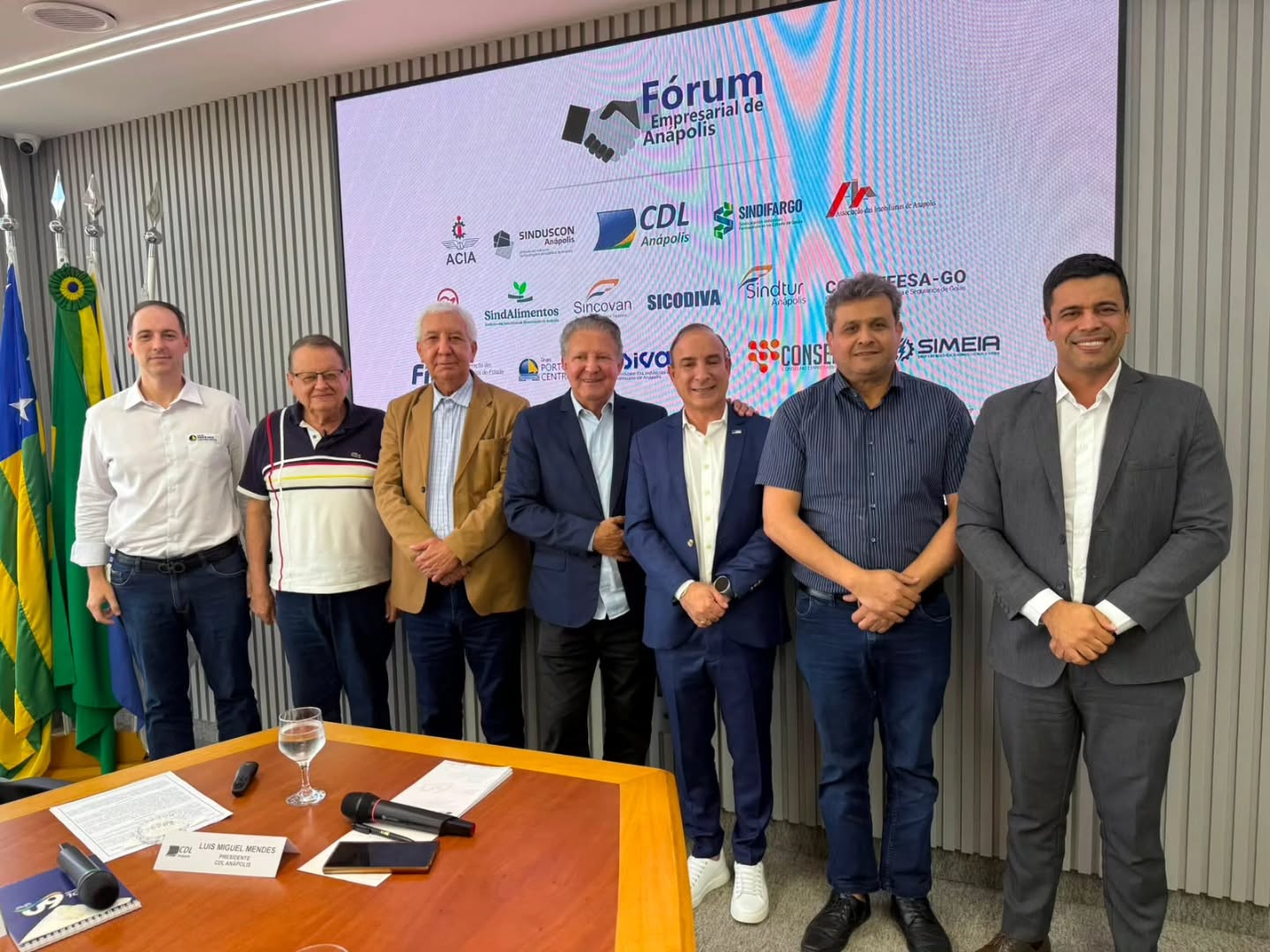 🤝 União, diálogo e compromisso com o desenvolvimento de Anápolis!
O Sindifargo esteve presente na reunião do Fórum Empresarial de Anápolis, ocorrido nessa quinta-feira (11/06). Na ocasião, foi reconhecido o importante trabalho de articulação conduzido pela presidente da Câmara Municipal, @andreiavereadora_ , em apoio ao programa Prospera Anápolis e à retomada do protagonismo do Fórum Empresarial.
Os representantes das entidades empresariais de Anápolis destacaram, de forma unânime, a atuação assertiva da presidente Andréia, na construção de um ambiente favorável ao desenvolvimento econômico, à desburocratização e à competitividade local. O alinhamento institucional entre o Legislativo e o setor produtivo reforça a confiança na implementação das ações previstas pelo Prospera Anápolis e fortalece a busca por soluções que impulsionem o crescimento sustentável da cidade.
A união entre as entidades e o poder público demonstra que o diálogo continua sendo o melhor caminho para construir uma Anápolis cada vez mais forte, competitiva e preparada para o futuro.
#Sindifargo #ProsperaAnápolis #FórumEmpresarial #DesenvolvimentoEconômico #Anápolis