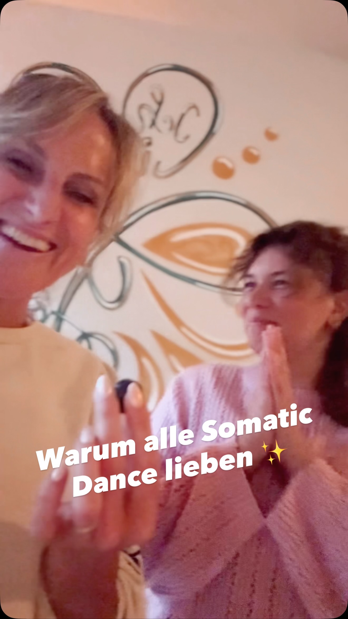 ✨ Was für ein wunderschöner Abend! ✨
Unser erster Somatic Dance Workshop wurde so begeistert angenommen, dass schnell klar war: Das war erst der Anfang. 🤍
Somatic Dance ist eine Einladung, den Kopf für einen Moment auszuschalten und den Körper wieder zu spüren. Ohne Choreografie, ohne Leistungsdruck, ohne „richtig“ oder „falsch“. Nur du, die Musik und die Bewegungen, die in diesem Moment entstehen möchten.
Viele von euch haben beschrieben, wie befreiend, lebendig und gleichzeitig entspannend diese Erfahrung war. Genau deshalb möchten wir Somatic Dance künftig regelmäßig in unser Programm aufnehmen – voraussichtlich einmal im Monat. ✨
Wenn du neugierig bist, dich freier bewegen möchtest, Stress loslassen willst oder einfach einen Raum suchst, in dem du ganz bei dir ankommen kannst, dann ist Somatic Dance vielleicht genau das Richtige für dich.
Die nächsten Termine folgen in Kürze – wir freuen uns schon jetzt auf viele weitere bewegte Abende mit euch. 💫
Wir freuen uns auf dich 🤍
Deine Elina, Tanja
& das Team von Ich liebe Yoga
#somaticdance #bewusstebewegung #movementmedicine #körperwahrnehmung #stressabbau yogahagen ichliebeyoga wetterruhr