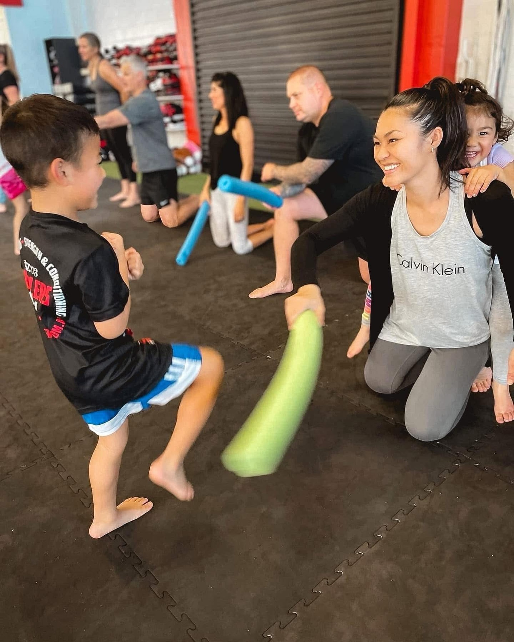 Parent Participation Week ❤️🥊
Only 2 sessions left! 😱
📅 Thursday & Saturday
⏰ Class times linked in our bio.
Don’t miss this opportunity to jump on the mats with your child, learn new skills and enjoy Muaythai together.
Great memories, plenty of laughs, and quality bonding time. ❤️🥊
#riddlersgym #muaythai #familytime❤️ #parentparticipation #kidsmuaythai