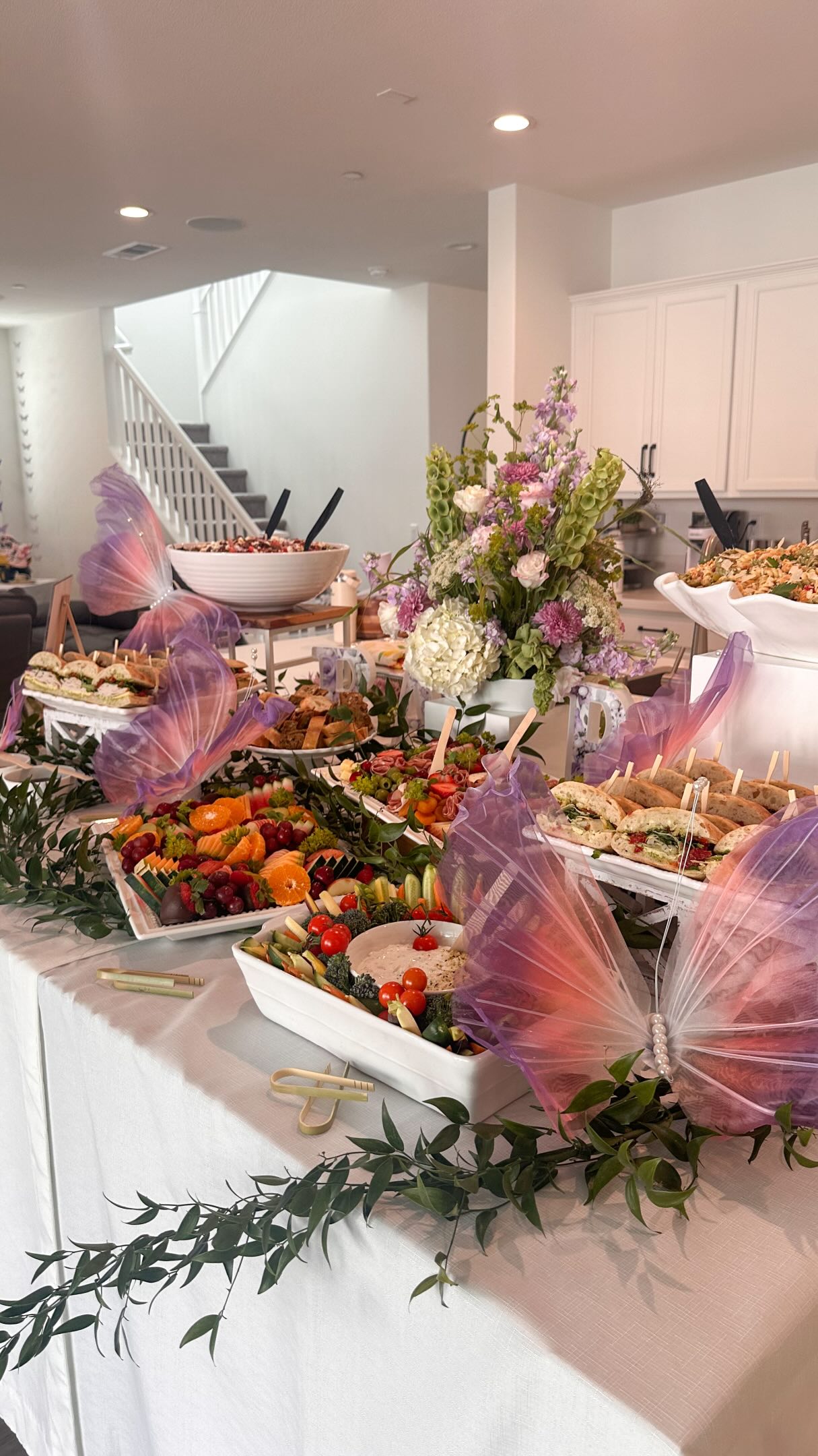 Can we normalize feeding 25 people without spending the entire party in the kitchen? 😅
This graze bundle for 20–30 guests included:
✨ Artisan sandwiches
✨ Pasta salad
✨ Charcuterie
✨ Fresh fruit
✨ Crudités
✨ Florals + styling
The host got to actually enjoy the party. That’s the real luxury.
#Bridalshower #showerdesign #inlandempirefood #grazingtables