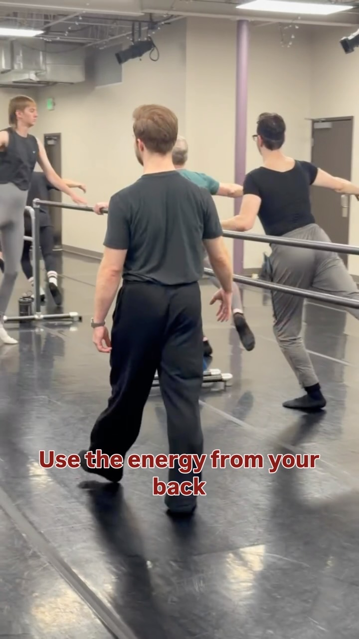 Energy in the back 💪💥 focusing on the little details at the barre. #themaledanceconnection #balletdancer #adultdancer #balletclass