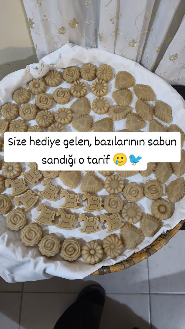 Marsaban 🤍
Antakya'da bazı tatlar sadece damakta değil, hafızada saklanır. Marsaban da öyle — babaannemin annesinden kalma bu tarif, vaftizlerde, düğünlerde, nişanlarda ikram edilen; bir sevincin, bir başlangıcın tatlısı.
Badem ezmesi, ezilmiş fıstık ve turunç çiçeklerinden damıtılan ma zahır ile... baştan sona doğanın kendisi. Sömürüsüz, katkısız, olduğu gibi.
🍃 Marsaban için toplu sipariş alıyoruz. Özel günleriniz, davetleriniz ya da sevdiklerinize bir Antakya hatırası bırakmak için bize ulaşabilirsiniz.
🎁 Marsaban, yalnızca kısa bir süre daha kolilerimize küçük bir hediye olarak eşlik ediyor. Sonrasında yerini yeni bir hafıza tarifine bırakacak — çünkü Antakya'nın anlatılacak daha çok hikâyesi var. Bu tadı yakalamak isteyen, acele etsin.
❤️ Unutmayın: Her alışverişinizin %3'ü Umut Fonu'muza gidiyor; Antakya'daki insana, hayvana ve doğaya uzanan bir dayanışma oluyor.
Antakya'nın kokusunu hatırlamak ya da ilk kez tanımak için: nunubakkal.com
#antakya #yerelüretim #hafıza #marsaban #umut