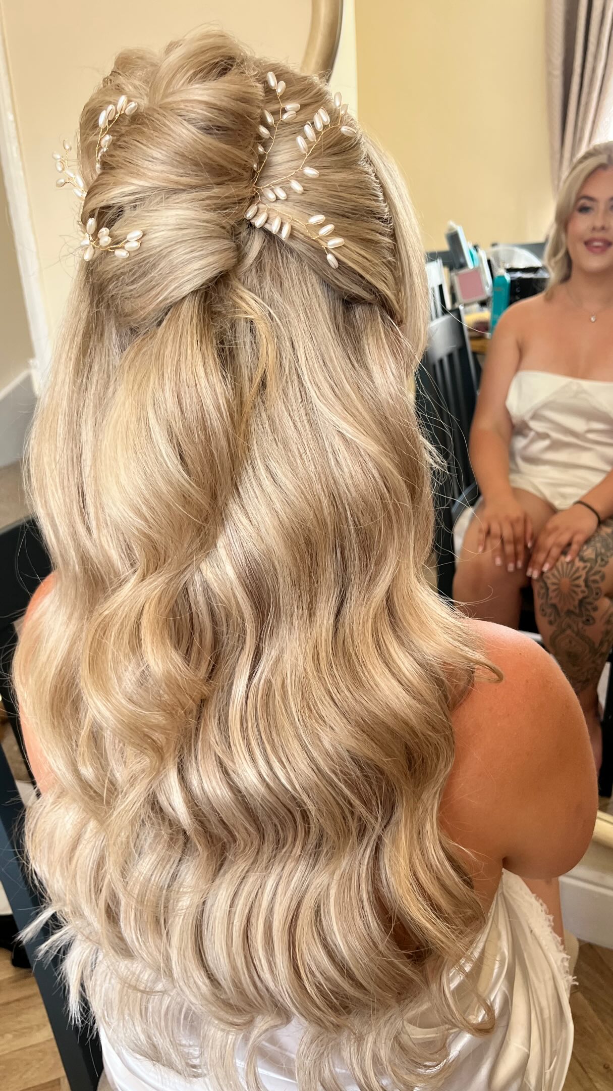 Meganās wedding morning at @tipisatwhattonhouse
Flawless Make up by @sjs__bridal
How gorgeous is our bride. We used @beauty_worksonline clip in hair extensions for extra volume for this gorgeous half up half down hairstyle