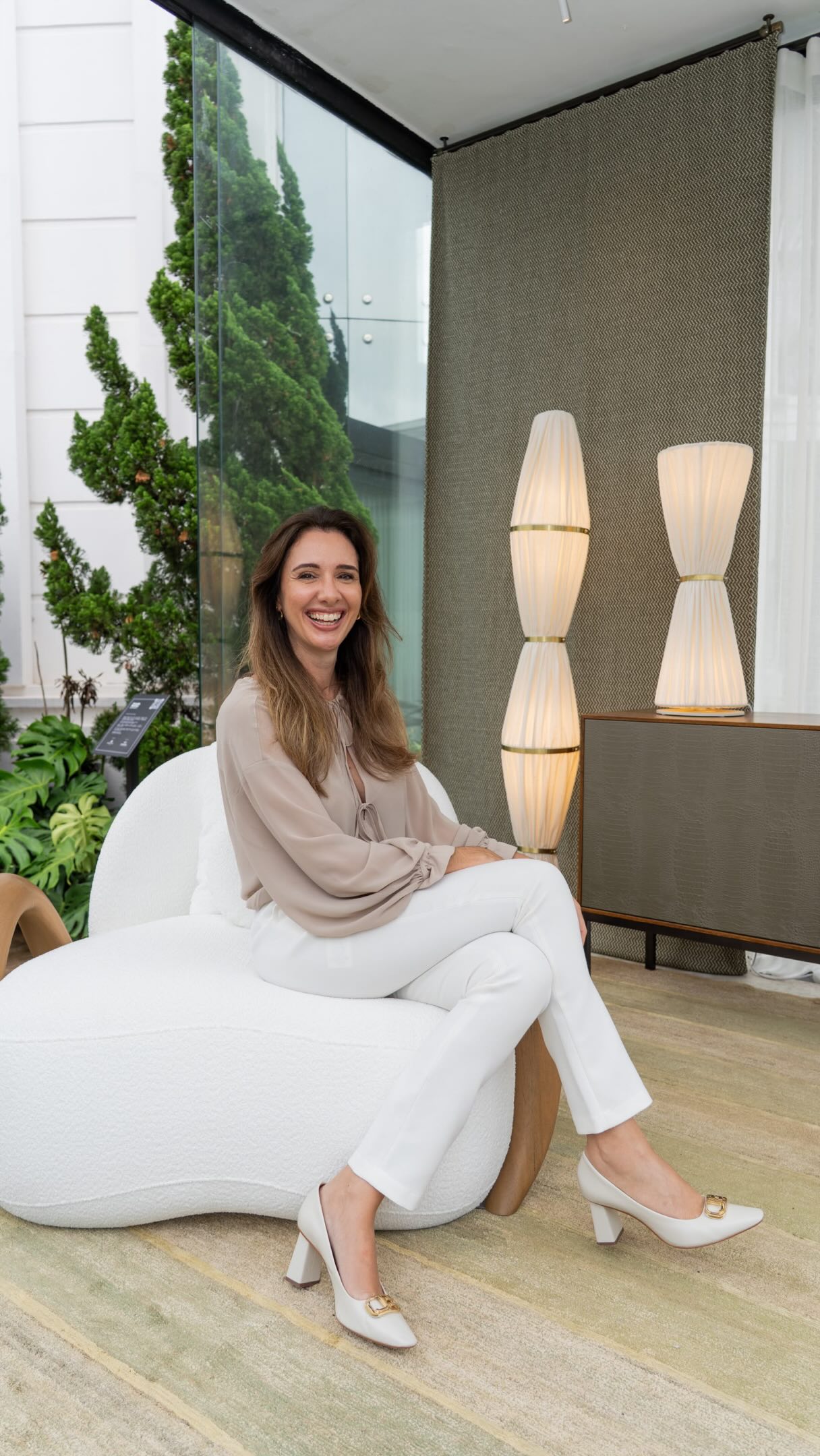 Adriana Piva (@adrianapivaarq) assina o Cubo CasaHall com Vereda Serena, uma instalação que propõe uma pausa em meio ao fluxo.
O projeto nasce como um percurso sensorial, onde arquitetura, matéria e luz se encontram em silêncio. A partir de uma base sóbria e natural, o espaço se constrói em camadas, volumes, texturas e iluminação que conduzem o olhar e desaceleram a experiência.
Mais do que uma vitrine, um convite à contemplação, à presença e ao tempo que permanece.
Lojas parceiras: @portobelloshopbc @sierrabalneario @organnebalneariocamboriu @spenglerdecor @lamplightiluminacao @orientesetapetes
🎥 Assista ao vídeo completo no canal do YouTube