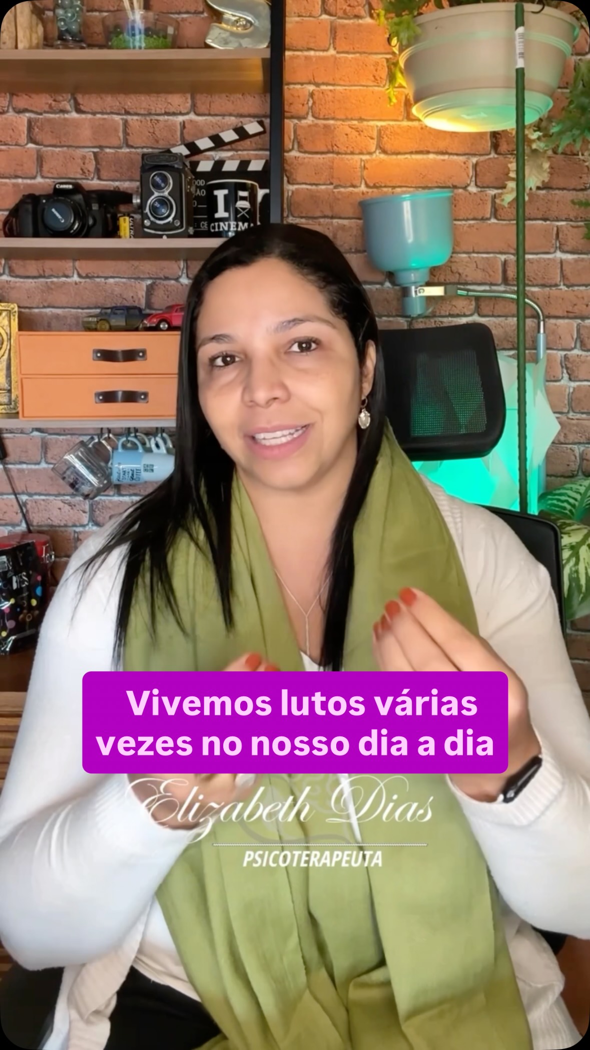 📍Nem todo luto acontece diante de uma despedida definitiva!
👉🏼Às vezes, choramos o fim de um relacionamento, a perda de um sonho, a mudança de uma fase da vida, a versão de nós mesmos que ficou para trás, ou até mesmo aquilo que nunca chegou a acontecer… tudo isso é luto!
👉🏼Existem muitos tipos de luto, e todos eles merecem ser reconhecidos. Quando tentamos ignorar a dor, ela encontra outras formas de se manifestar. Quando a acolhemos, abrimos espaço para a cura!🐦🔥
❤️🩹A terapia não apaga as perdas, mas nos ajuda a atravessá-las com mais consciência, compreensão e gentileza conosco mesmos!
👉🏼Ela nos ensina que seguir em frente não significa esquecer, mas aprender a viver de uma nova maneira.🐦🔥
🧐Qual luto você precisou enfrentar em silêncio e ninguém percebeu?
💬Conte-me comentários. Sua história pode ajudar alguém a se sentir menos sozinho!
.
.
.
.
.
.
.
#terapiaonline #terapiatranspessoal #terapiaespiritual #autocuidado #problemasemocionais