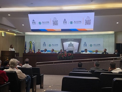 A APES participou da audiência pública realizada pela Assembleia Legislativa de Pernambuco (Alepe) para discutir os riscos sanitários relacionados à importação de tilápia proveniente do Vietnã.
Promovido pela Comissão de Agricultura, Pecuária e Desenvolvimento Rural (CAPDR), o encontro reuniu produtores, empresários, representantes do setor e autoridades para debater os possíveis impactos da entrada do pescado estrangeiro no mercado local, especialmente no que diz respeito à segurança alimentar e à competitividade da produção pernambucana.
Representando a APES, a superintendente Silvana Buarque acompanhou as discussões e destacou a importância do tema para o varejo supermercadista. “É fundamental garantir que os produtos ofertados à população atendam a rigorosos padrões sanitários, assegurando a qualidade e a segurança alimentar dos consumidores”, ressaltou.
Durante a audiência, foram levantadas preocupações sobre a rastreabilidade, os controles sanitários e as condições de produção da tilápia importada, além dos possíveis impactos econômicos sobre os produtores locais. Os participantes também defenderam o fortalecimento da produção regional e a necessidade de fiscalização rigorosa por parte dos órgãos competentes.
A APES reforça seu compromisso com a qualidade dos produtos comercializados nos supermercados pernambucanos e seguirá acompanhando as discussões sobre o tema, contribuindo para o equilíbrio entre oferta, segurança alimentar e desenvolvimento do setor produtivo local.