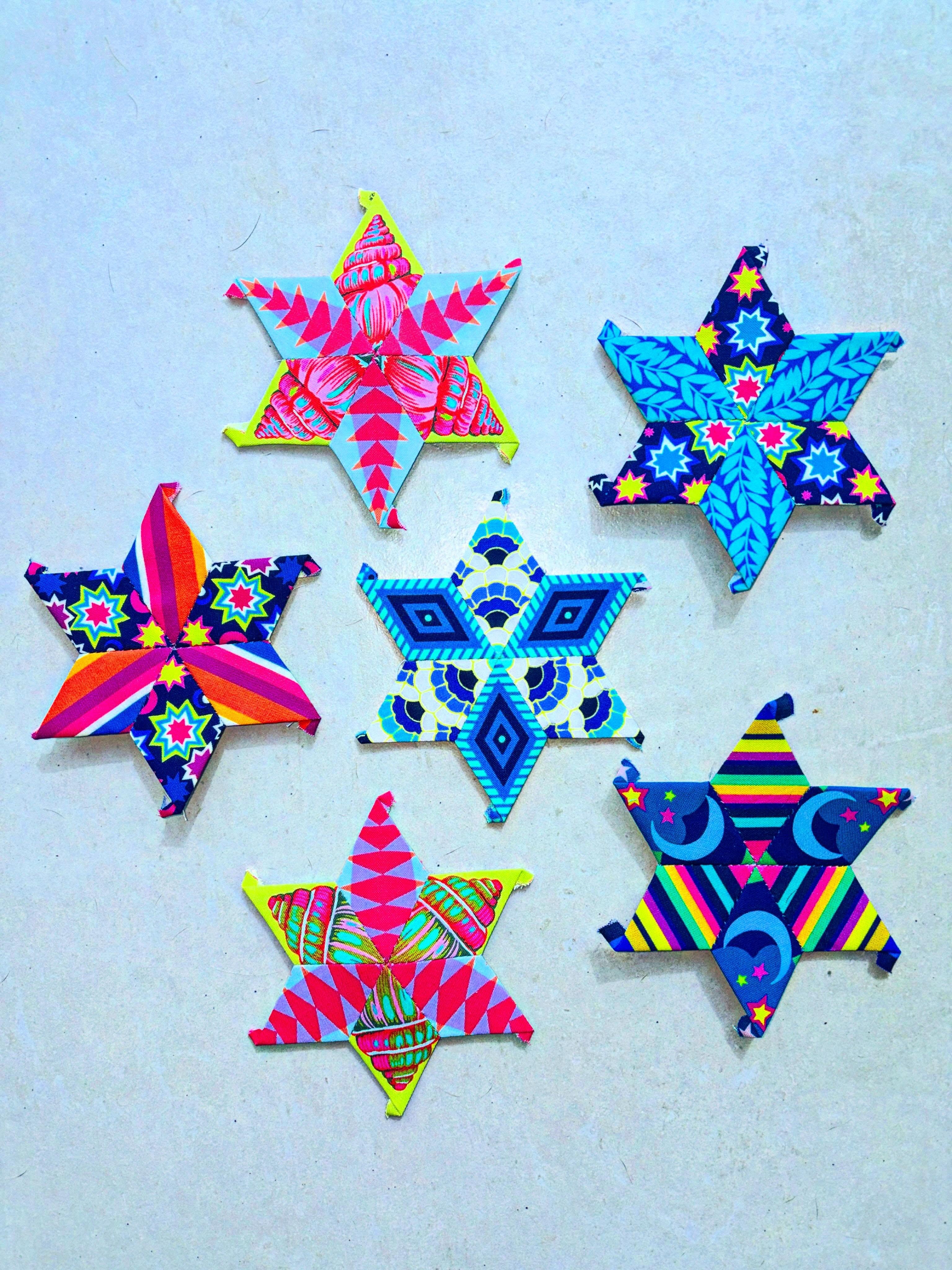 When the wonderful @dragonfly.studio invites you to stitch along with her, making fussy cut EPP stars - it’s simply rude to say no!
I am all the way in Sue! ❤️🌈
I brought a stack of my favourite fabrics on holiday with me so I could start this project and I’m loving my first batch of twinkly stars!
Are you sewing along with Sue on this mystery adventure quilt? Let me know in the comments ❤️🌈
#sewalong #fussycutting #englishpaperpiecing #quilt #sew