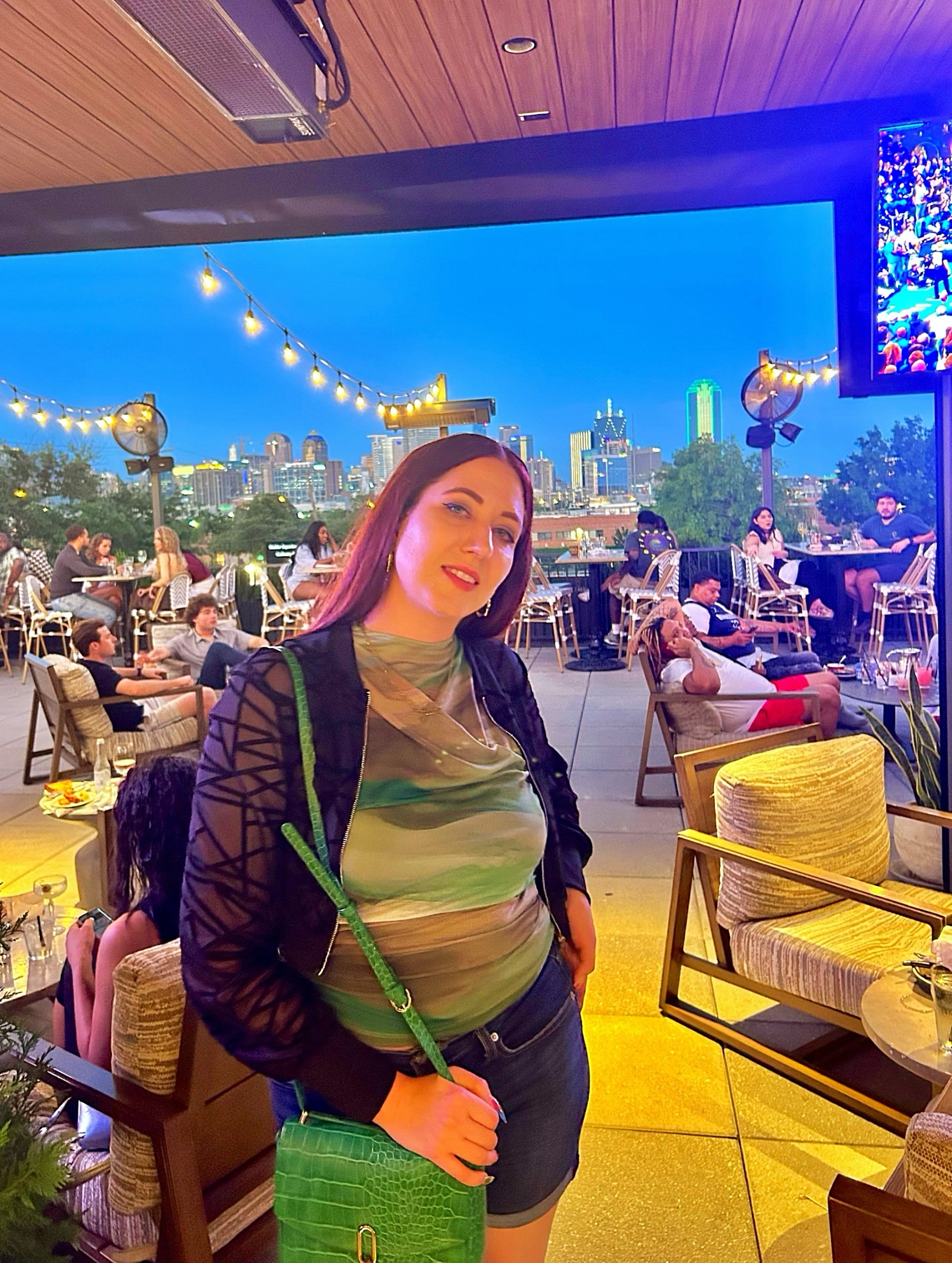 My brain: sixteen tabs open | Me: rooftop vibing 🙃🌃🥘
#dallasnights #rooftopviews #summermood #meatloaf #aummervacay