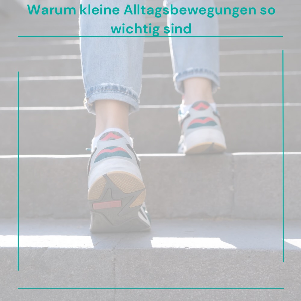 Viele Menschen glauben, dass sie nur dann etwas für ihre Gesundheit tun, wenn sie mehrmals pro Woche Sport treiben. Dabei wird ein entscheidender Faktor oft unterschätzt: die Bewegung im Alltag.
Unser Körper ist dafür gemacht, sich regelmäßig zu bewegen – nicht nur für eine Stunde im Fitnessstudio, sondern über den gesamten Tag verteilt.
Schon kleine Bewegungen können positive Effekte haben:
* 🚶♀️ kurze Spaziergänge fördern die Durchblutung
* 🦵 Treppensteigen aktiviert wichtige Muskelgruppen
* 🔄 Positionswechsel entlasten Gelenke und Wirbelsäule
* 💪 regelmäßige Bewegung hilft dabei, Muskulatur zu erhalten
* ❤️ Herz und Kreislauf profitieren von jeder Aktivität
In der Physiotherapie sehen wir häufig, dass Beschwerden nicht nur durch zu wenig Sport entstehen, sondern vor allem durch langes Sitzen und fehlende Bewegung im Alltag.
Deshalb lautet ein wichtiges Therapieziel oft nicht: „Mehr Sport treiben“, sondern: „Sich häufiger bewegen.“
Schon kleine Veränderungen können einen Unterschied machen:
* den Aufzug durch die Treppe ersetzen
* beim Telefonieren aufstehen
* kurze Bewegungspausen während der Arbeit einbauen
* Wege bewusst zu Fuß zurücklegen
➡️ Fazit:
Gesundheit entsteht nicht nur beim Training. Oft sind es die vielen kleinen Bewegungen im Alltag, die langfristig den größten Unterschied machen.
#Physiotherapie #Ergotherapie #Alltagsbewegung #Gesundheit