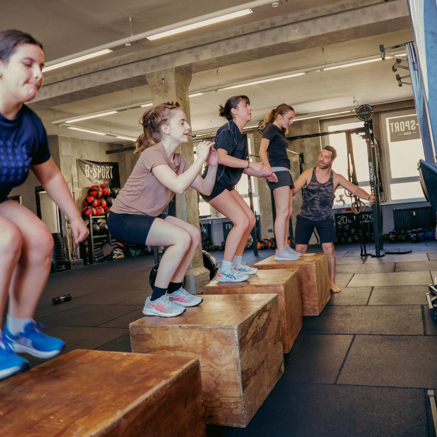 B-SPORT TEENS 💪
Mehr Bewegung. Mehr Selbstvertrauen. Weniger Bildschirm.
Jetzt zum Probetraining anmelden.
Koordination, Beweglichkeit, Kraft und Körperbewusstsein sind Fähigkeiten, die Kinder ein Leben lang begleiten.
Leider verbringen viele Jugendliche heute immer mehr Zeit in der digitalen Welt und immer weniger Zeit damit, ihren eigenen Körper kennenzulernen. Dabei ist genau das so wichtig: zu lernen, wie man sich bewegt, wie man stärker wird, wie man Herausforderungen meistert und Vertrauen in sich selbst entwickelt.
Je früher man damit anfängt, desto besser.
Deshalb bin ich unglaublich stolz, das B-SPORT Teens Programm ins Leben gerufen zu haben.
Unser Ziel ist es, schon bald jeden Tag um 16:00 Uhr Teen Training anzubieten. Aktuell trainieren wir bereits montags und mittwochs und es sind noch wenige Plätze frei.
Wenn dein Kind zwischen 12 und 17 Jahren alt ist und Lust hat, stärker, selbstbewusster und fitter zu werden, dann kommt gerne zu einem Probetraining vorbei.
Schreib mir einfach eine Direktnachricht.
Ich freue mich auf euch.
Patrick Fernandez
DON’T DO SPORT B-SPORT