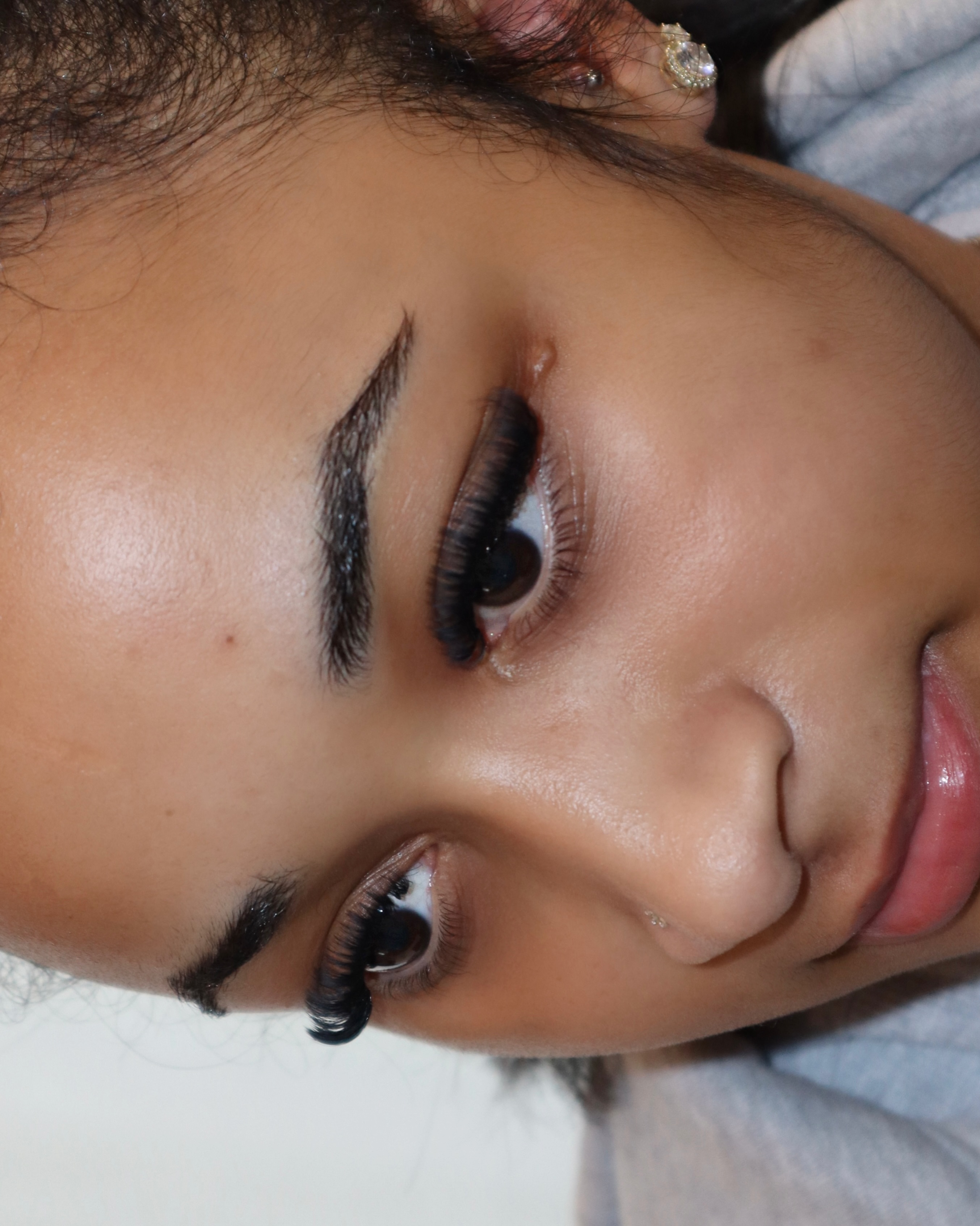 A dark lash line with soft, wispy ends 🪽
Cat eye styling using lengths 13mm-9mm in a CC curl, combining ultra-classic lashes with narrow volume fans ✨
Lock in your next beauty appointment by visiting the link in my bio or send me a DM @finesselashandbeauty 🖤
#lashtech #oshawalashes #durhamregion #whitbylashes #lashartist