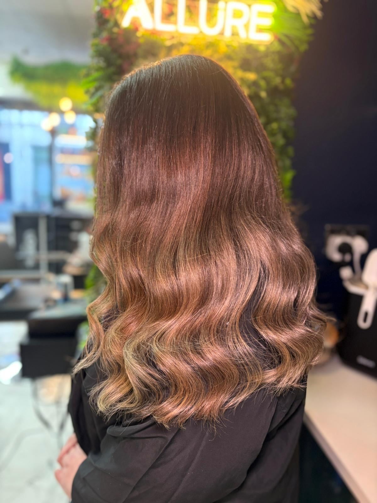 ✨ Soft, seamless balayage glow up ✨
Lifting through the mids and ends to create that natural blend, finished with a creamy, glossy tone for dimension and shine 🤍
Effortless, low maintenance, and perfect for that sun-kissed look ☀️ By stylist Ellie🫶🏻
@lorealpro @lorealpro_education_uki