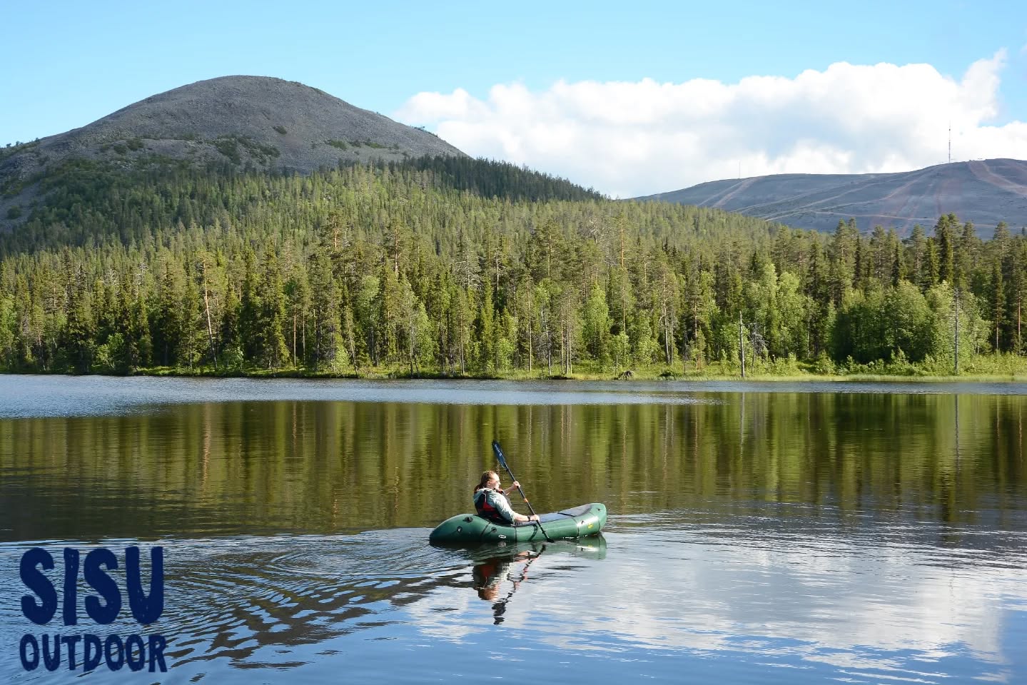 Koe uudenlainen, rentouttava elämys
ja lähde testaamaan reppulauttaa
eli packraftia upealle erämaiselle kesänkijoelle! 🛶🌿☀️
Packraft on ilmalla täytettävä, vakaa ja helposti hallittava kevyt lautta, joka sopii loistavasti myös ensikertalaisille. Se kulkee mukanasi helposti ja tarjoaa elämyksellisen tavan liikkua luonnossa. Jos olet onnekas, saatat retken aikana bongata myös vesilintuja tai jopa majavan luonnollisessa elinympäristössään. 🦫🐦
Ensikertalaisille suosittelemme Packraft melontaan tutustumisretkeä, joka sisältää käyttöopastuksen, kuljetuksen lähtöpaikalle Kesänkijärvelle sekä kaikki tarvittavat varusteet. Lisätietoa retkestä löydät verkkosivuiltamme!
/
Experience a new kind of outdoor activity and try paddling with a packraft on the beautiful and peaceful Kesänki river! 🛶🌿☀️
A packraft is a lightweight, inflatable boat that is stable, easy to handle, and perfect for beginners. Packrafting offers an unique and unforgettable way to experience nature from the water. On the way there is a possibility to explore wildlife such as birds and beavers. 🦫🐦
If it's your first time, we recommend our Packraft Intro Tour, which includes a full introduction to packrafting, transportation to the starting point at Kesänkijärvi, and all the equipment you need. For more information, visit our website!
#sisuoutdoor #sisukkaastiseikkaillen #kesänkijoki #packrafting #visitylläs