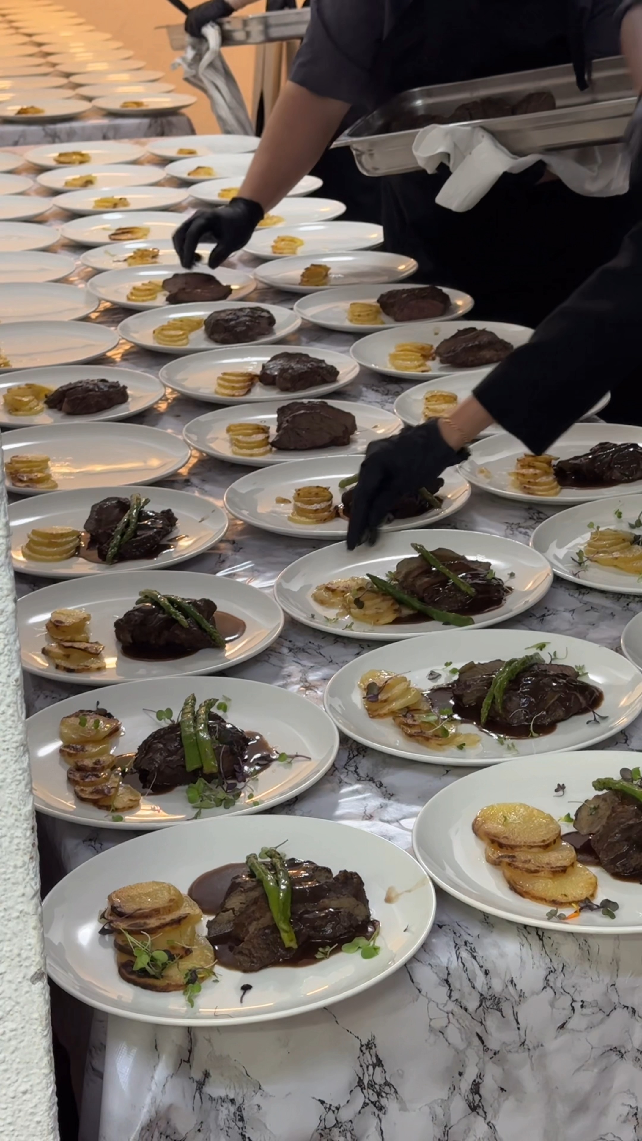 The moment when everything comes together.
Minutes of precision, coordination and passion to ensure every plate reaches the table at its best.
Behind every unforgettable service is a team moving as one. ✨🍽️
·
El momento en el que todo cobra sentido.
Minutos de precisión, coordinación y pasión para que cada plato llegue perfecto a la mesa.
Porque detrás de cada servicio inolvidable hay un gran equipo trabajando en sincronía. ✨🍽️
#weddingcatering #bodas #cateringlife #destinationweddingspain
