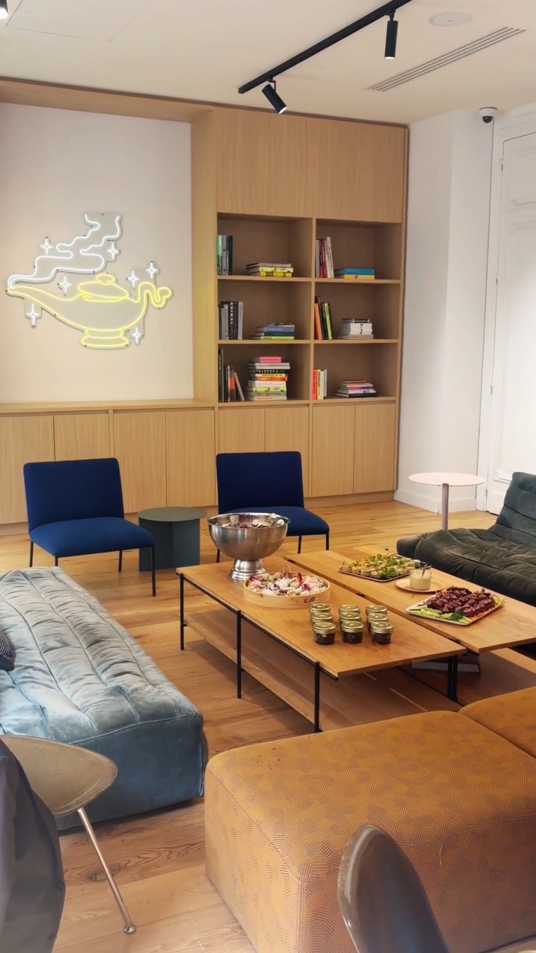 Pour la semaine de la QVCT, Évoléoz était présent pour organiser un bel événement auprès de notre client Reportwise. Un cocktail déjeunatoire et naturopathie a régalé les salariés, autour de plats variés et sains. L'occasion pour tous les collaborateurs de déguster les aliments indispensables à un repas équilibré.
Merci au CSE d'avoir offert ce rendez-vous bien-être aux équipes.
Une conférence-atelier sur le stress, des bains sonores, un atelier "retrouver de l'énergie grâce aux huiles essentielles", des massages shiatsu sur chaise ont également ponctué cette semaine QVCT.