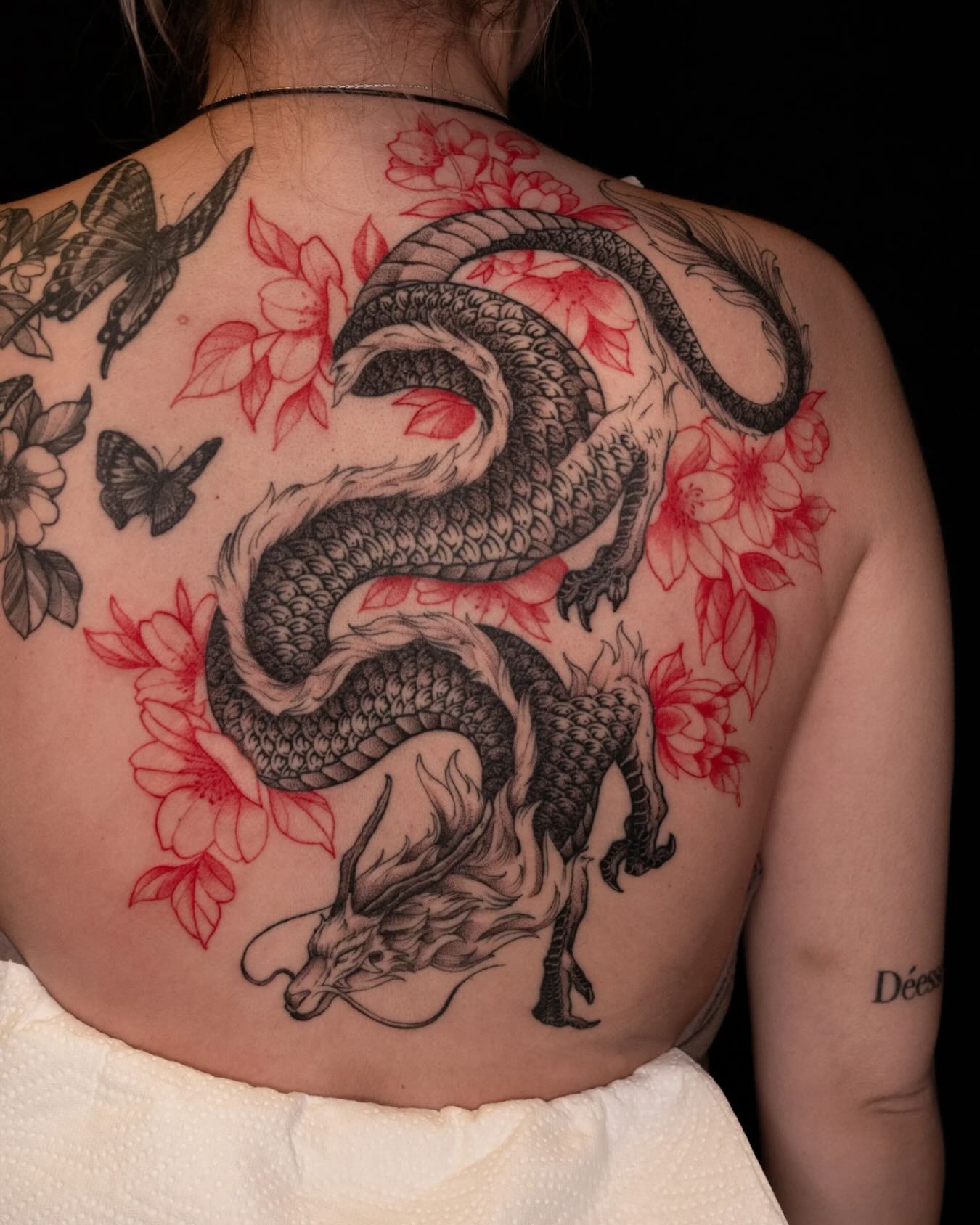 Thinking about getting tattooed?
This is what happens when vision, trust, and craftsmanship come together. 🐉🌸
Limited booking spots available.
Send @rivorannaveski a DM to start your project. ✨
#yoursign #tattoocopenhagen #rygtatovering #blackandredtattoo #dragontattoo