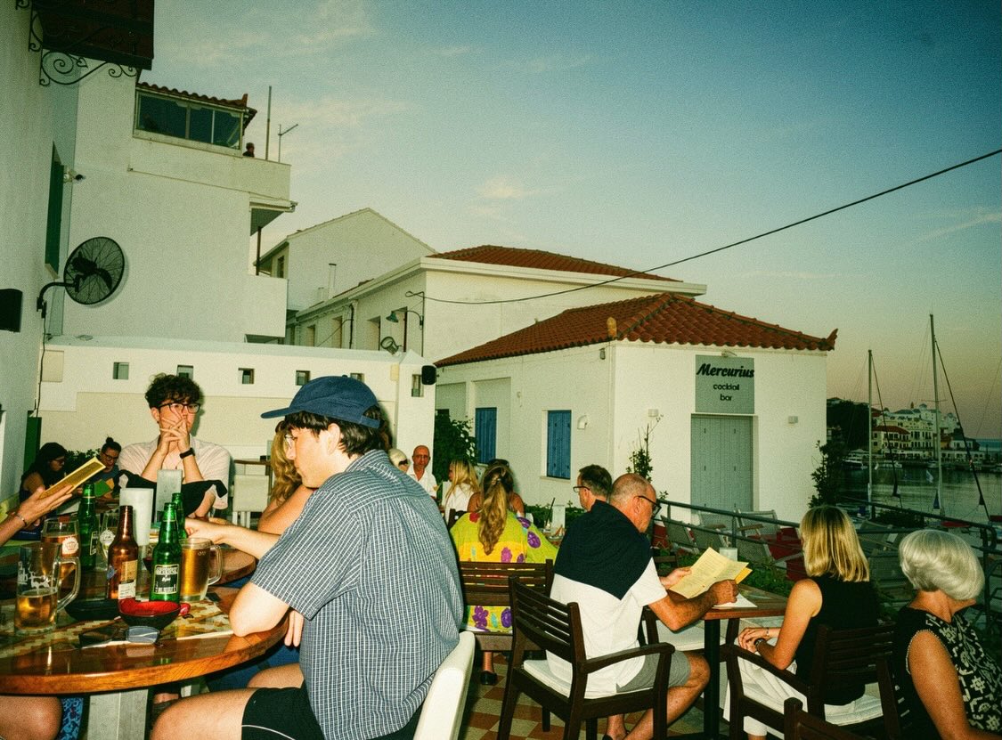 Come watch the sunset with us! 🌅🍸
#mercuriuscocktailbar #skopelosisland #sunset