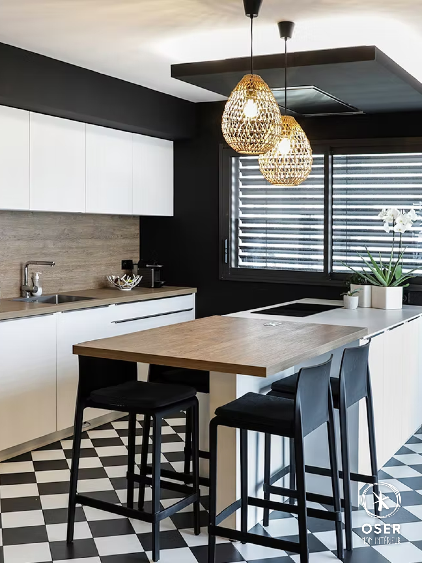 Chez OSER mon intérieur, nous concevons des espaces qui fonctionnent pour vous.
Tout commence par une conversation : vos habitudes, vos envies, vos contraintes de budget. On écoute, on questionne, on affine.
Ensuite vient la partie technique : Nous dessinons un agencement sur mesure, nous faisons les choix des matériaux (stratifié, céramique, granit, solid surface…), en tenant compte des contraintes de fabrication et d’installation. Et bien sûr, les tendances du moment.
La pose ? On la confie à des menuisiers qualifiés, aussi exigeants que nous. Nos fabricants aussi, sont sélectionnés pour leur fiabilité et leur engagement qualité.
Enfin, nous attachons une attention particulière aux détails qui font la différence. Poignées, éclairages intégrés, quincaillerie de qualité, systèmes d'ouverture… C'est souvent là que la magie opère. ✨
Nous aimons explorer la richesse des possibilités pour créer des agencements à la fois robustes, ingénieux et élégants.
📩 Vous avez un projet d’agencement sur mesure ? Parlons-en.
-------
OSER MON INTERIEUR, cabinet d'architecture d’intérieur et de maîtrise d'oeuvre, pour professionnels et particuliers.
-------
©️ Photo & Vidéo : 📸 @Size_Up.io
#architecteinterieur #agencement #maitrisedoeuvre #Rennes