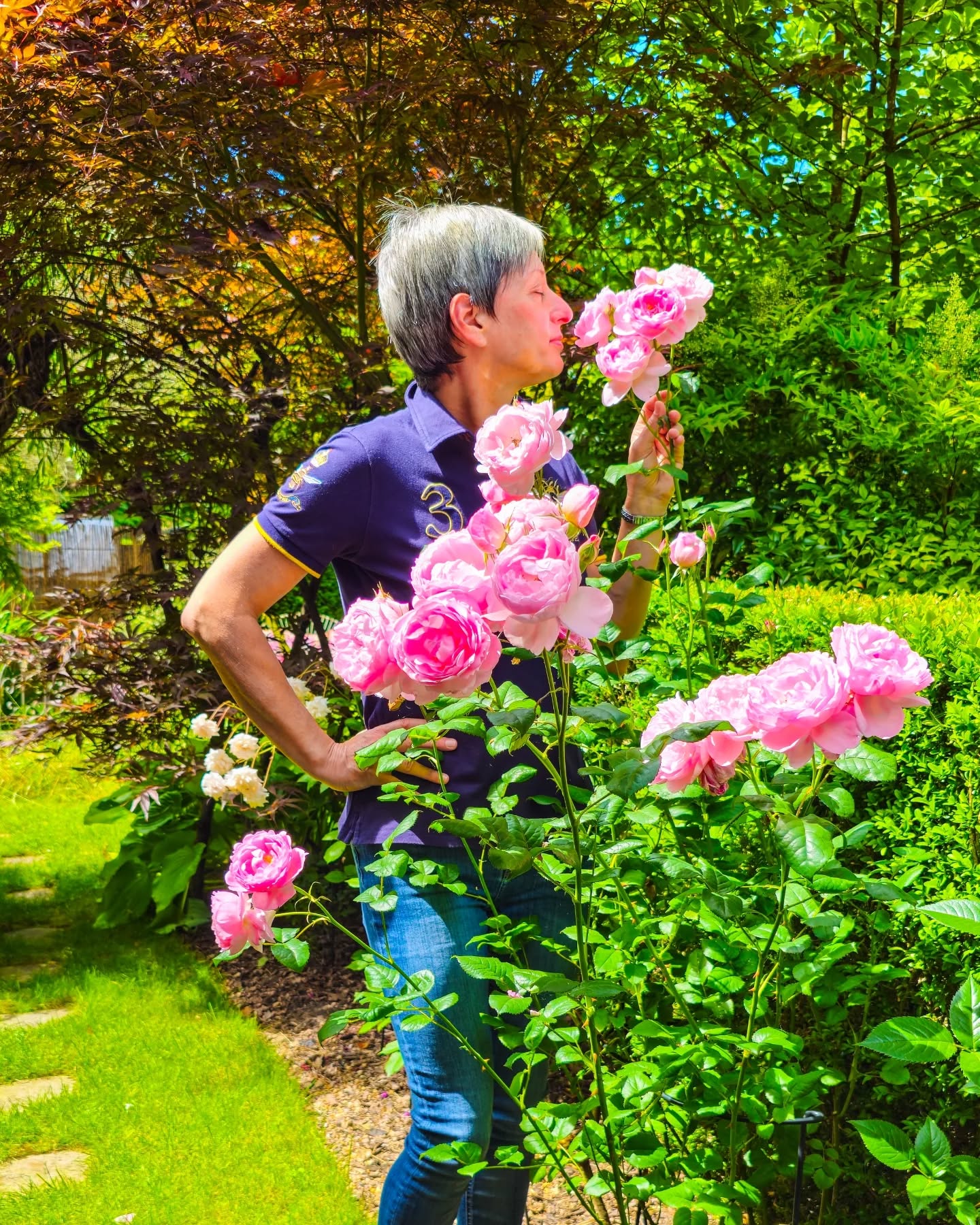 Vi piacciono i giardini stile cottage? Chi segue questa pagina da un pò, sa che uno dei progetti a cui tengo di più è trasformare il retro del mio cottage in un autentico cottage garden.
Il lavoro è iniziato nel 2021 e, stagione dopo stagione, prende sempre più forma.
Il mio sogno è creare un giardino che abbia qualcosa da raccontare tutta l’estate, ma giugno rimane comunque il mese più spettacolare
Queste foto risalgono a qualche giorno fa, quando qui splendeva un meraviglioso sole.
Vi piace il risultato? E qual'è il lo stile di giardini che preferite?
#passionecampagnainglese #giardino #cottagegarden #fiori #rose giardinoallinglese cottage cottagelifestyle cottagecore flowers roses