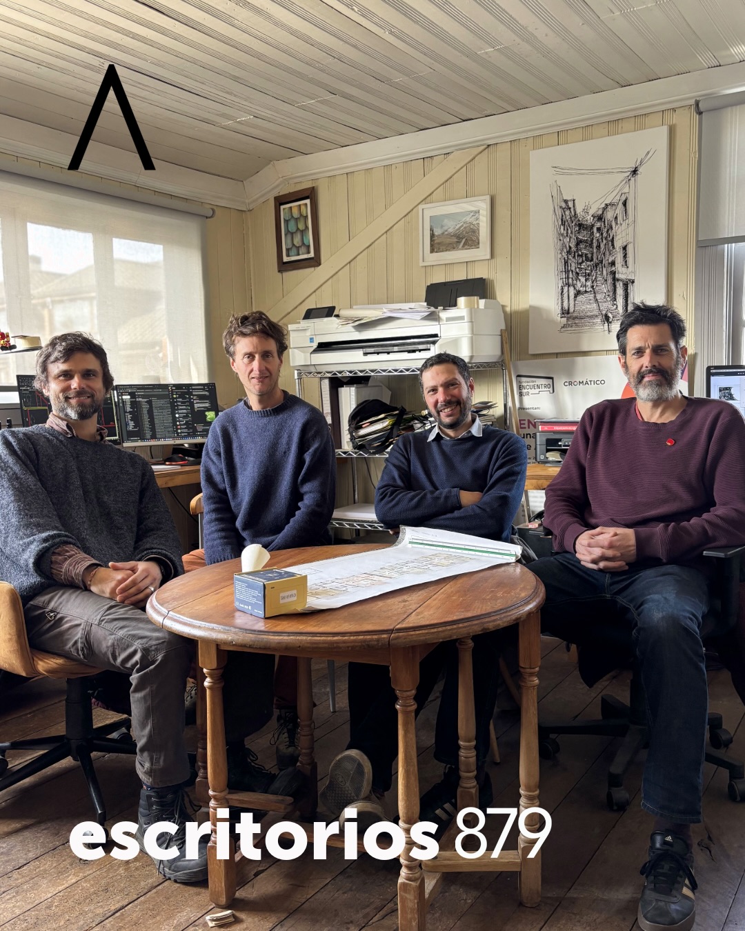 Hoy en nuestra sección #Escritorios879, les queremos presentar a unos históricos de la Casona: Los Carpinteros 🪶
Los arquitectos José Martín Reyes (@jm_rys), Rodrigo Vargas (@estudio.massur / @fencuentrosur), Juan Cristóbal Langevin (@geo_cab_pv) y el ingeniero Matías Vallejo (@zona_eficiente), comparten mucho más que una oficina.
Juntos, pero no revueltos, habitan este espacio en conjunto hace casi una década; un lugar donde se conversa de todo, se cruzan ideas y se comparten pasiones como la naturaleza, el deporte y la música. A pesar de que cada uno tiene su propio oficio, han vivido infinitos procesos y ciclos apoyándose mutuamente.
Los “Carpintech” (como se denominan medio en broma y medio en serio) comparten una misma filosofía: ser innovadores, hacer cosas entretenidas y mantener la colaboración al centro, con el sueño de emprender un proyecto colectivo muy pronto.
Primero amigos y luego compañeros de espacio, los Carpinteros saben pasarlo bien 🙌🏼
¿Te gustaría tener un espacio aquí? 🤩 Escríbenos un DM o al correo contacto@casona879.cl 📩
#Casona879 #cowork #puertovaras