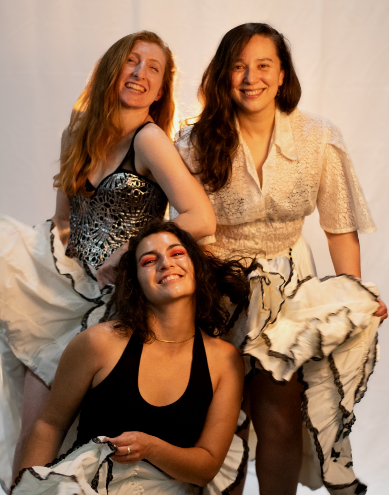 ✨ LES DANSEUSES – Première partie ✨
Retrouvez Sara @aimroz_sara , Lisa @lisalhonneur et Laetitia @letigham dans Rouge Romance au Théâtre Aleph.
Entre strass, passion et énergie, nos danseurs donnent vie à l’univers envoûtant de Rouge Romance. Chaque chorégraphie vous plongera au cœur du cabaret, dans un tourbillon d’émotions, de musique et de rêve. ✨❤️
📍 Du 26 au 30 juin 2026
🎟️ Billetterie disponible dans la bio du compte Instagram : @lco_comedie_musicale
Mise en scène & chorégraphie : @yohananeige
Direction musicale : @lucie_wdrmr
Photos par @candicefbch
#ComedieMusicale #RougeRomance #SpectacleMusical