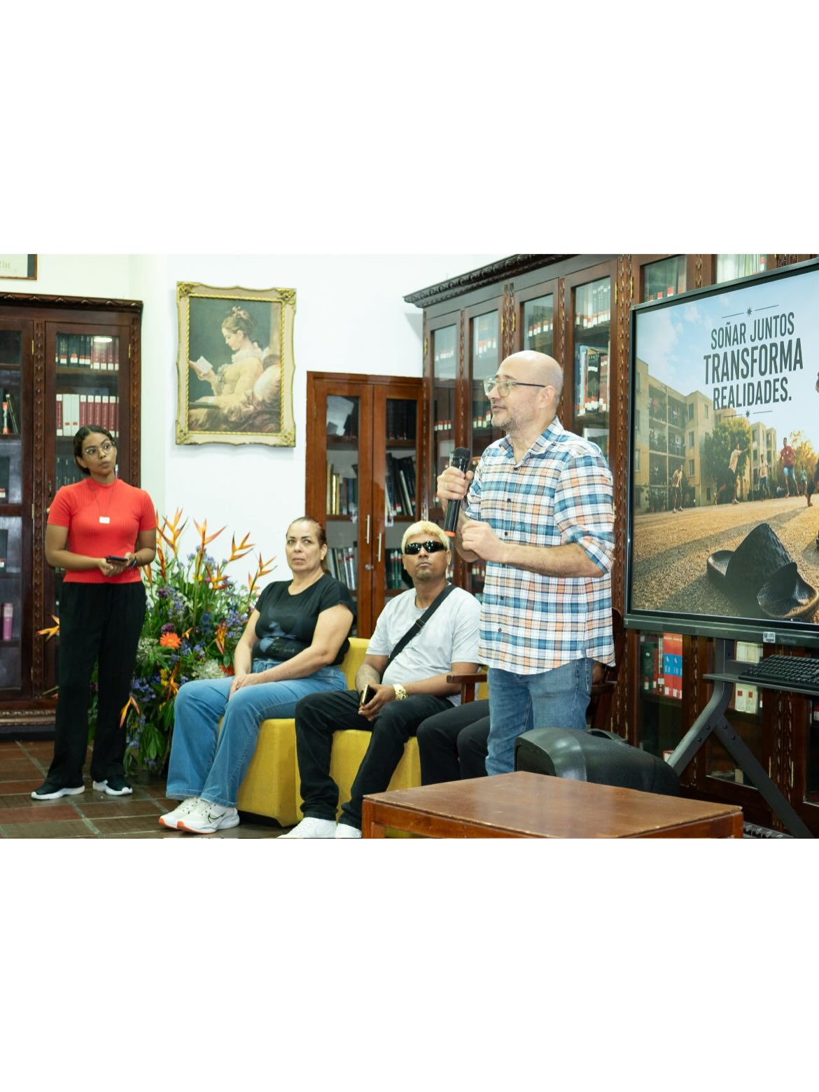 🎬LA CHANCLETA: una historia que busca aliados para hacerse realidad 🎬
🎞️El proyecto cinematográfico nació en las mismas calles de Ciudad Bicentenario, un barrio ubicado al suroriente de Cartagena de indias, y quiere llegar a la gran pantalla y, al mismo tiempo, convertirse en una herramienta de transformación social para cientos de niños y jóvenes del sector.
✨En rueda de prensa realizada hoy, los impulsores del proyecto lanzaron la campaña que busca sumar 1.500 productores aliados que crean en el poder del cine como herramienta de cambio social y transformación cultural.
🫂Más que una película, La Chancleta es una invitación a reflexionar sobre las decisiones que marcan una vida y sobre la importancia de brindar nuevas oportunidades a las generaciones más jóvenes.
Leer nota completa en:
www.lachaza.com 👈
🎥 Una historia de resiliencia.
🤝 Un proyecto construido en comunidad.
🌟 Una apuesta por el arte que inspira y deja huella.
Porque una sola historia puede cambiar una vida… y muchas vidas pueden cambiar una sociedad🙌🎦
@manuel_lozano_pineda 👏💖
@andreslozanopineda 👏
#LaChancleta #CineConPropósito #CineColombiano #ProducciónCinematográfica #HistoriasQueTransforman Juventud ArteYTransformación CineSocial Cartagena Cultura NarrativasQueInspiran 🎬