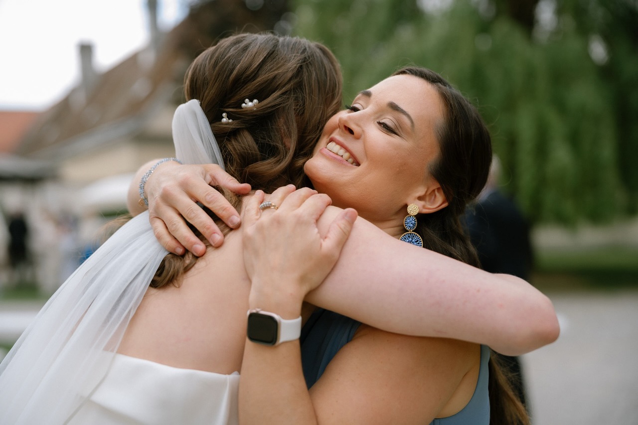 Schon wieder 1 Monat her ist diese wundervolle Hochzeit einer meiner langjährigsten Freundinnen @lisa.kollmer & ihrem Liebsten. Das war SO ein schöner Tag der ganz fest in meinem Herzen bleibt. Durfte an dem Tag nicht nur Freundin & Gast sein, sondern auch die Trauung singen, ein bisschen durch den Tag moderieren und erstmals bei einer Hochzeit auch eine Rede halten (vor der ich mich maximalst gefürchtet hab obwohl ich schon seit Jahren ganz selbstverständlich vor vielen Menschen rede 😅🙈).
Danke auch an @ascha.photo dass ich an diesen Tag nun auch so schöne Erinnerungen hab 📸 🥹❤️ Und danke an @makellos_makeup , die mir so einen schönen Look ins Gesicht gezaubert hat 🥹🫶