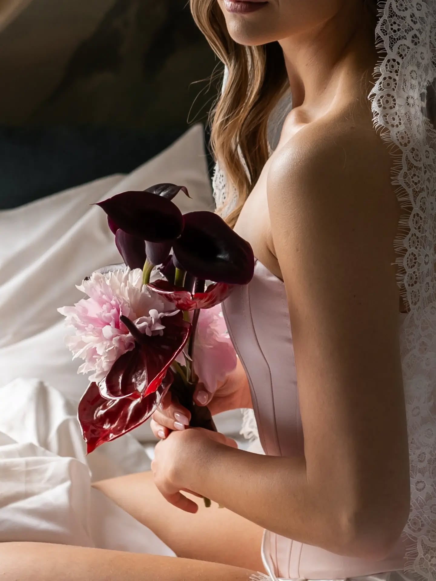 Details and the bride 🌙
Mitt uppe i högsäsong nu och det känns. 100% Underbart, ljuvligt och intensivt. And I love it! 😍
Hur kommer din sommar se ut? Mycket jobb eller mycket semester? ✨️
Team Villa Lovik
Wedding planner @v_pro_wedding
Concept, styling & decor @edenwedding_
Photo @fotografjohannaellen
Venue @villalovik
Florist @inness_juanro
Makeup and hairstylist @angelika_dyagel
Wedding dress @abbywaitsofficial
Jewelry @elegancify.se
Stationery @lettersbysofie_wedding
Wedding cake @idaandthecakes
Models @lunalindegren @borispantaleev
