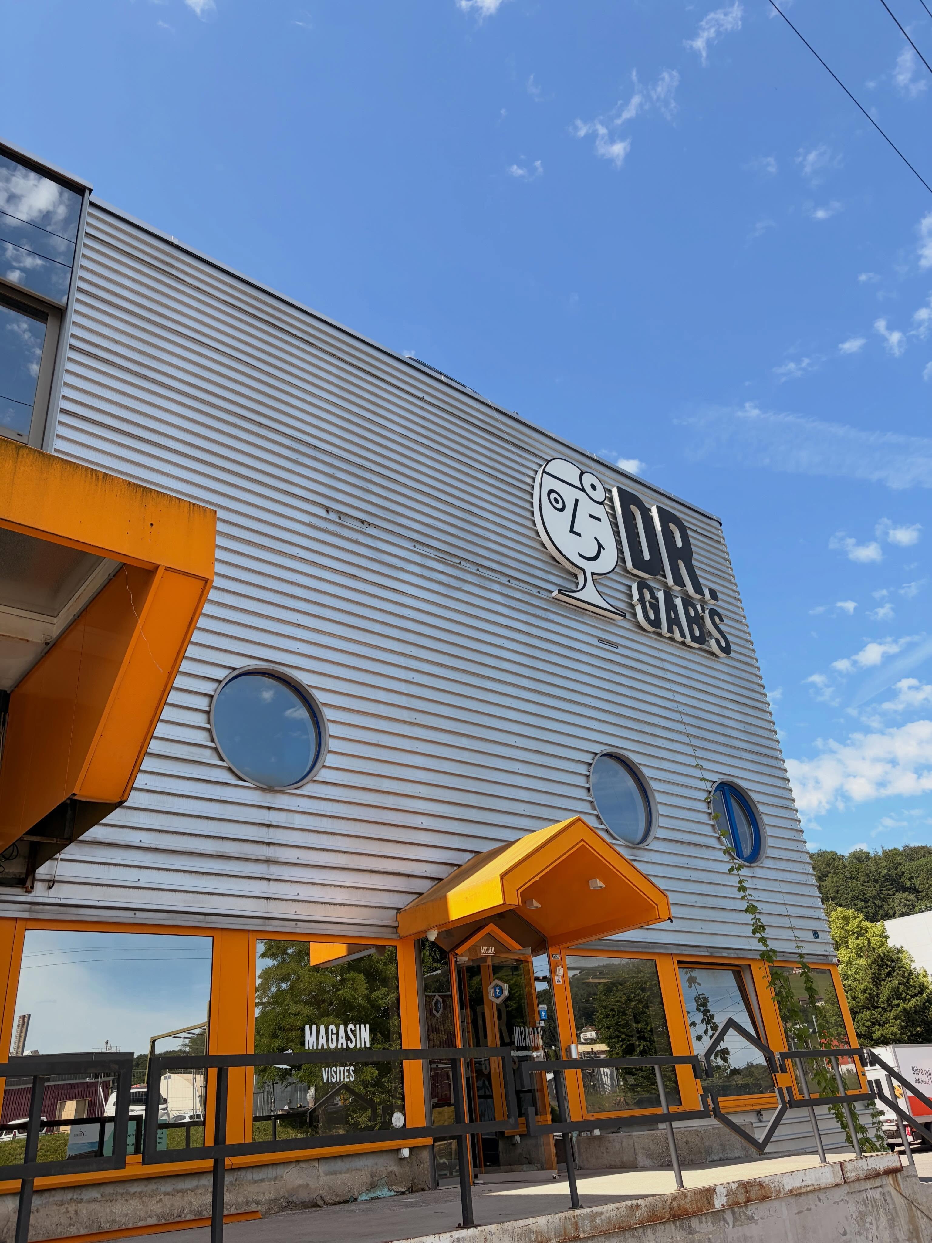 Zu Besuch bei @docteurgabs 🍺
Wir waren zu Besuch bei der Brauerei Dr. Gabs in Puidoux im Waadtland🙌
Freibank-Stammgäste wissen, dass bei uns immer wieder ein Bier vom Dr.Gabs auf der Spezialkarte zu finden ist😉😋
Die Brauerei wurde im Jahr 2001 von den drei Freunden Gabriel, Reto & David gegründet! Aus einer kleinen Kellerbrauerei wurde über 25 Jahren eine tolle Brauerei, die mit ihren Bieren (viele nach belgischen Stil gebraut) in der Westschweiz stark vertreten ist☺️🙌
Mometan findest du bei uns auf der Karte das „Holeuse“ (Witbier) & das alkoholfreie SWAF - ein ausgezeichnetes Lager Bier ohne Alkohol!🍻
#freibankbern
#docteurgabs
#bier
#bierliebe
#alkoholfrei