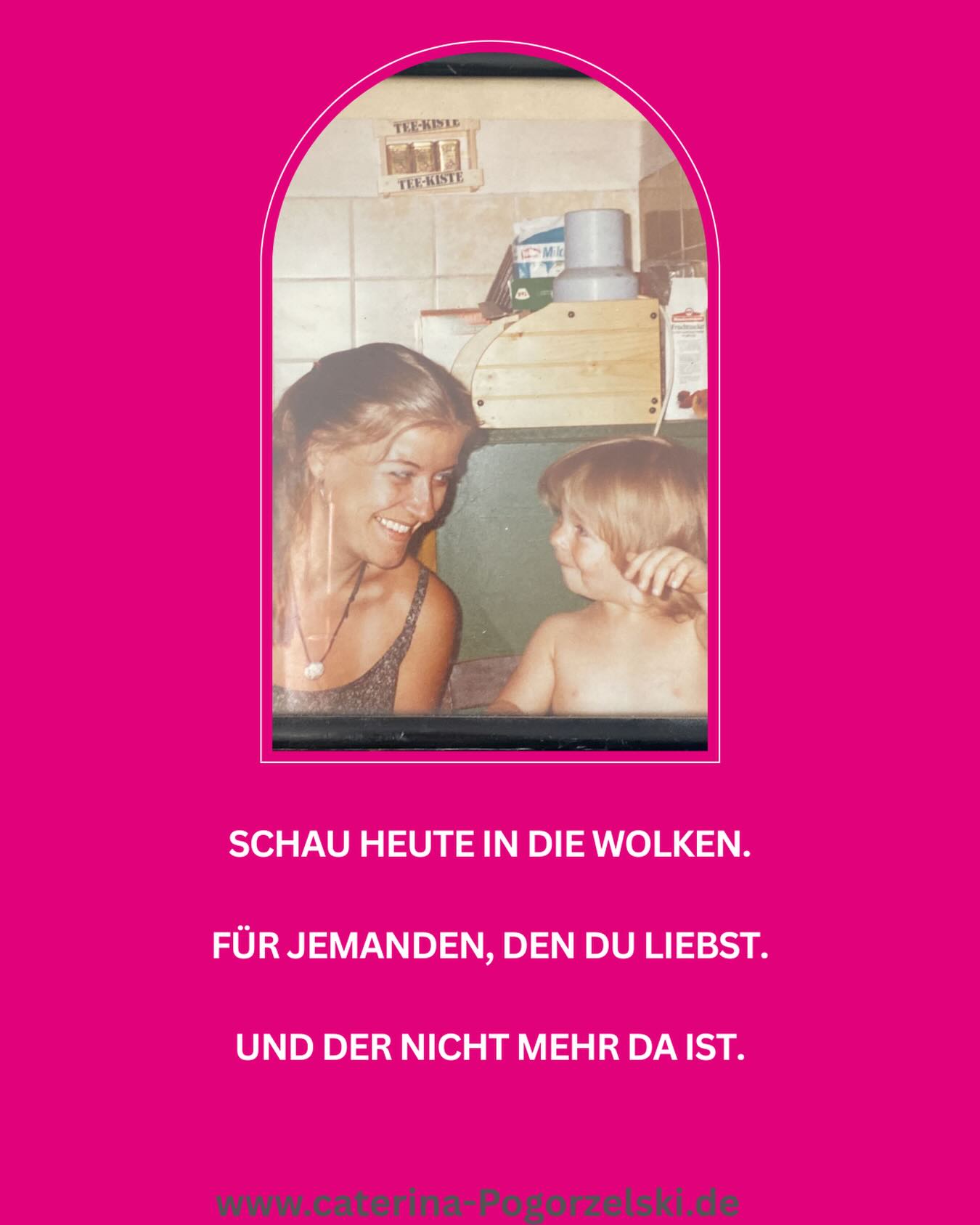 Wir werden alle gehen.
Die Frage ist nur, ob wir vorher wirklich gelebt haben.
Morgen bin ich beim @thehealinghouse_official und spreche über das, worüber wir selten sprechen.
Über Sterben. Über Abschied. Über das, was bleibt.
Ich glaube: Wer dem Tod einen Platz gibt, lebt bewusster.
Meine Mutter hat mir das beigebracht.
Nicht mit Worten. Mit ihrem Leben.
Schau heute in die Wolken.
Nicht für mich.
Für jemanden, den du liebst.
Und der nicht mehr da ist.
Du bist die Hauptdarstellerin in deinem Leben.
Caterina 🤍