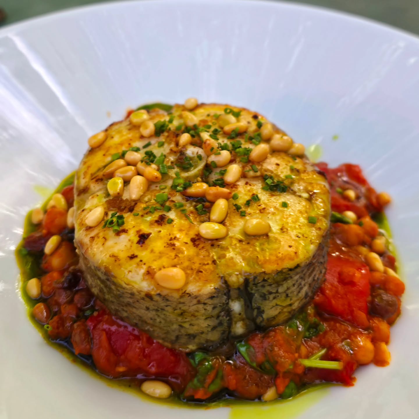 Roasted hake on the bone, pimento pepper & chickpea stew, spinach, capers, raisins, pine nuts
#britishseafood #häkeln #roastfish #properpub #grub
