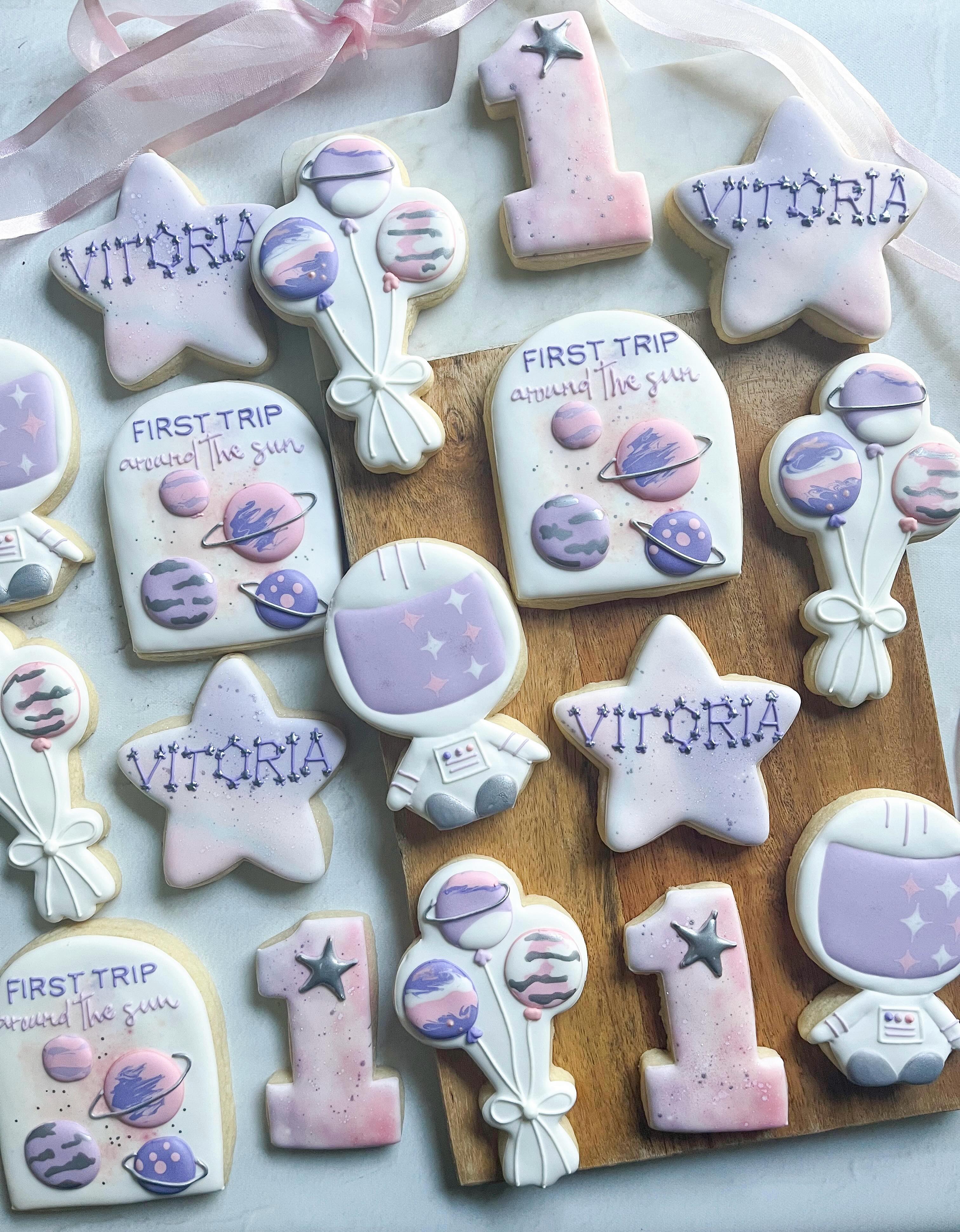 First Trip Around the Sun ๐ช๐
.
.
.
.
.
.
#nashvillecookies #firsttriparoundthesuncookies #firsttriparoundthesun #firstbirthdaycookies #spacecookies