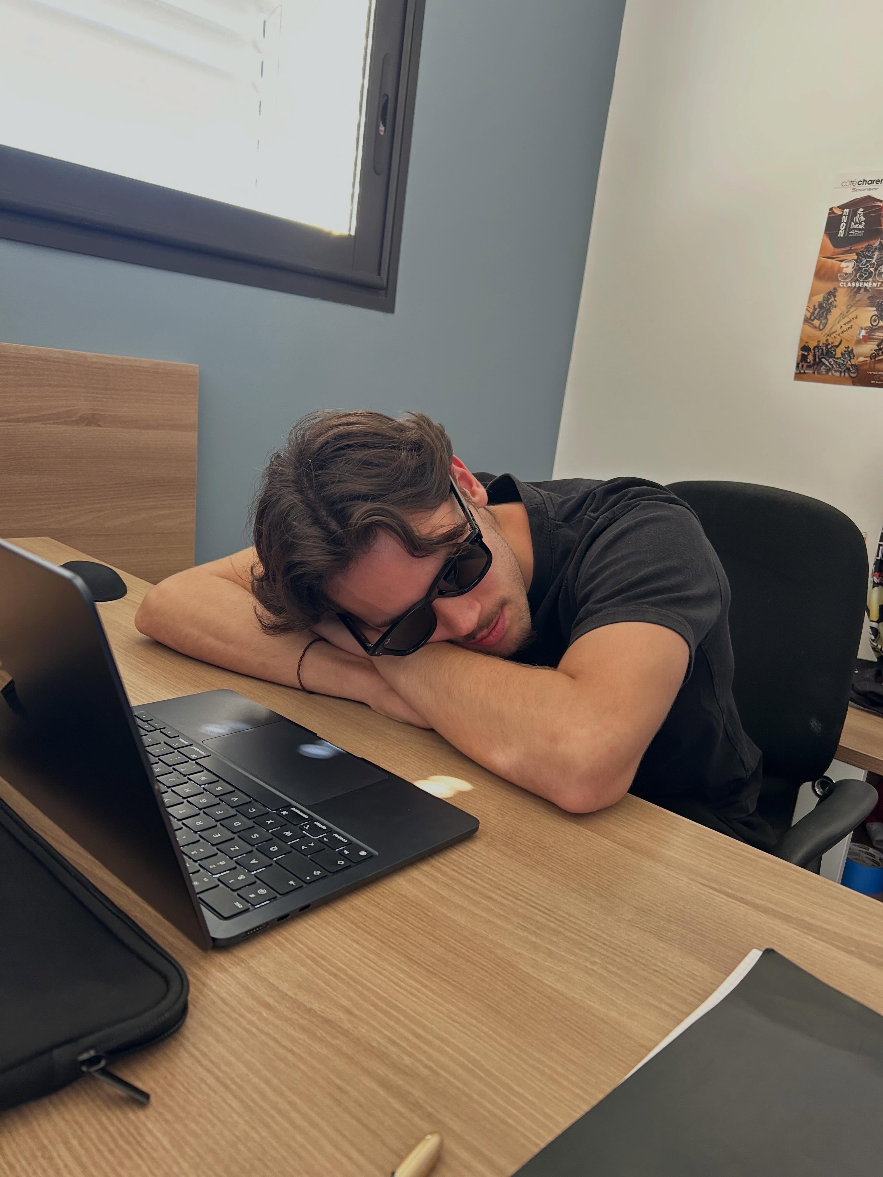 Ça fait maintenant un mois et demi que notre stagiaire en marketing digital a posé ses valises dans nos bureaux d’Angoulême et il reste encore deux belles semaines avant la fin de l’aventure ! Entre stratégies de contenu, prompts IA, tournages et création de contenu, on vous propose un petit best-of de son quotidien parmi nous 😄
1. En manque de café apparemment.
2. Mode concentration activé. Touche pas au clavier, il sauve l’humanité (ou rédige un post Facebook).
3. La position officielle du génie créatif. Les pieds sur le bureau, les idées dans le ciel, en train de réfléchir.
4. Le drame du fichier non enregistré. On a tous vécu ce regard-là.
5. Une pause s’impose alors il fait la sieste.
6. Sur le terrain, fier ambassadeur de Côté Charente.
7. Réunion stratégie : on lui explique le plan, il a l’air convaincu (ou il fait semblant, on verra à la fin).
On a encore deux semaines pour en profiter, et on compte bien en faire les meilleures ! 🙌