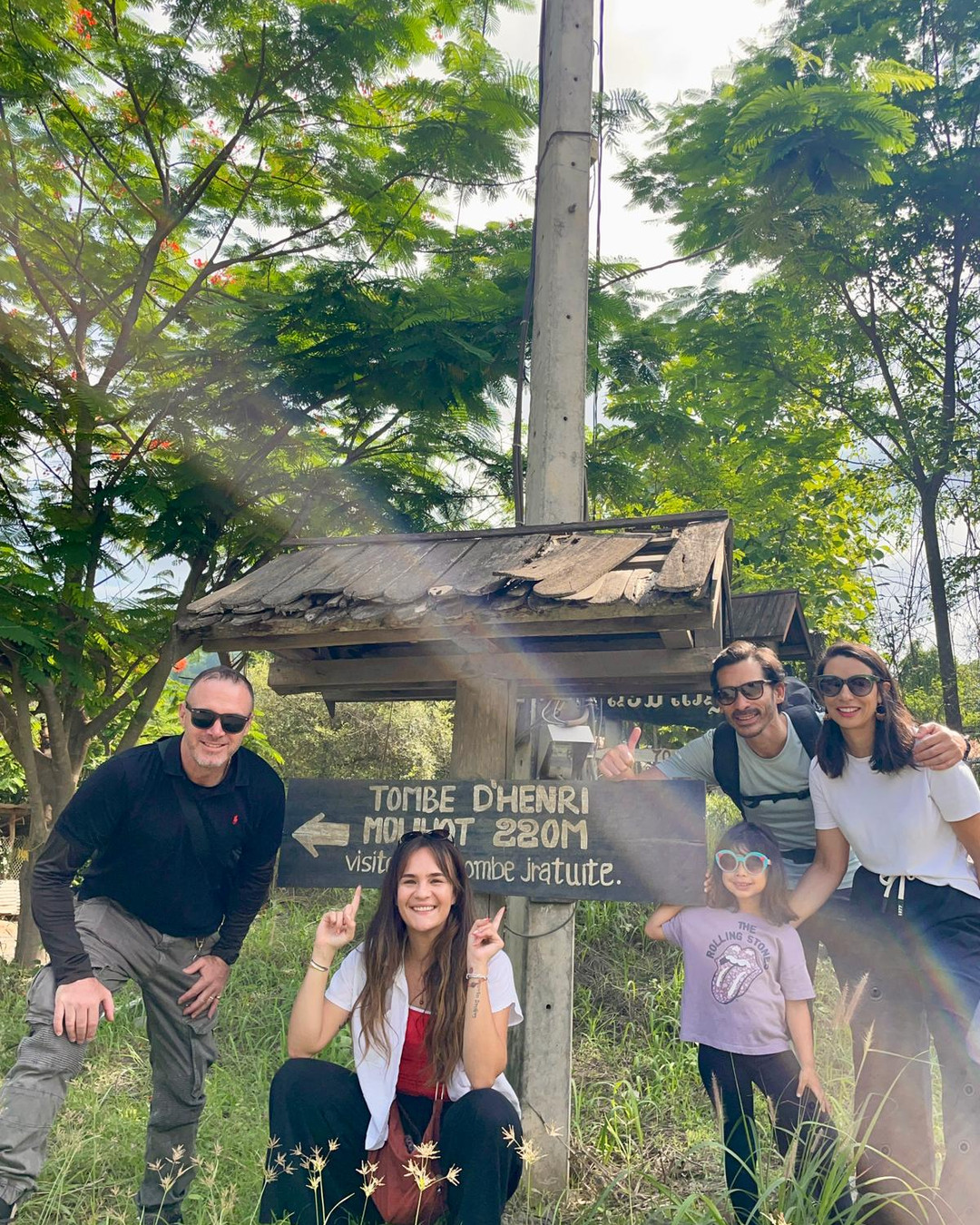 🧭 Il existe des lieux qui racontent à eux seuls toute une époque...
Cette semaine, notre équipe était en repérage sur le site qui abrite le cénotaphe d'Henri Mouhot et la statue d'Auguste Pavie.
Deux noms intimement liés à l'histoire de l'exploration du Laos.
Un lieu inspirant, chargé d'histoire, qui nous rappelle que les plus belles aventures commencent souvent par la curiosité de découvrir ce qui se cache au-delà de l'horizon.
✨ C'est cet esprit qui a inspiré notre tout premier Circuit Signature :
« Sur les Traces des Explorateurs »
Un voyage pensé pour les amoureux de découvertes, d'histoire, d'authenticité et d'aventure.
🔗 Découvrez nos Circuits Signature :
https://www.offroadlaosaventures.fr/nos-circuits-signature
#ORLATours #SurLesTracesDesExplorateurs #CircuitSignature #Laos #AugustePavie #HenriMouhot #ExploreLaos #TravelLaos #AdventureTravel #Mekong #LuangPrabang #TravelInspiration