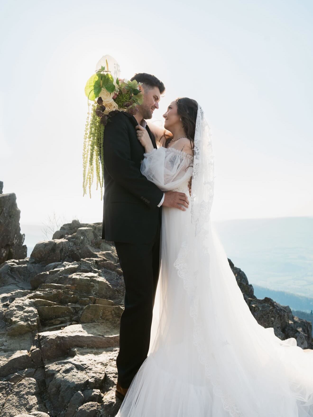 Modern meets romantic.
📸 @alexanegvesky_photography