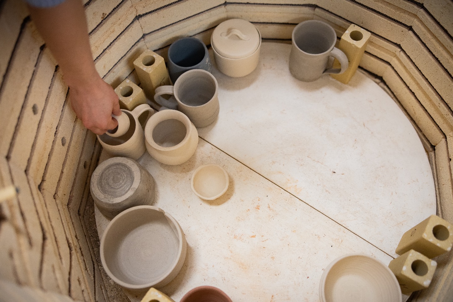 One of the quietest parts of the process⦠and somehow one of the most important.
Fresh pieces carefully loaded into the kiln, handles tucked in close, lids matched up, everybody hoping their work comes out exactly how they pictured it.
Right now these are still soft colors, bare clay, and fingerprints.
Next stop is heat, glaze, and the part where everything changes š„
