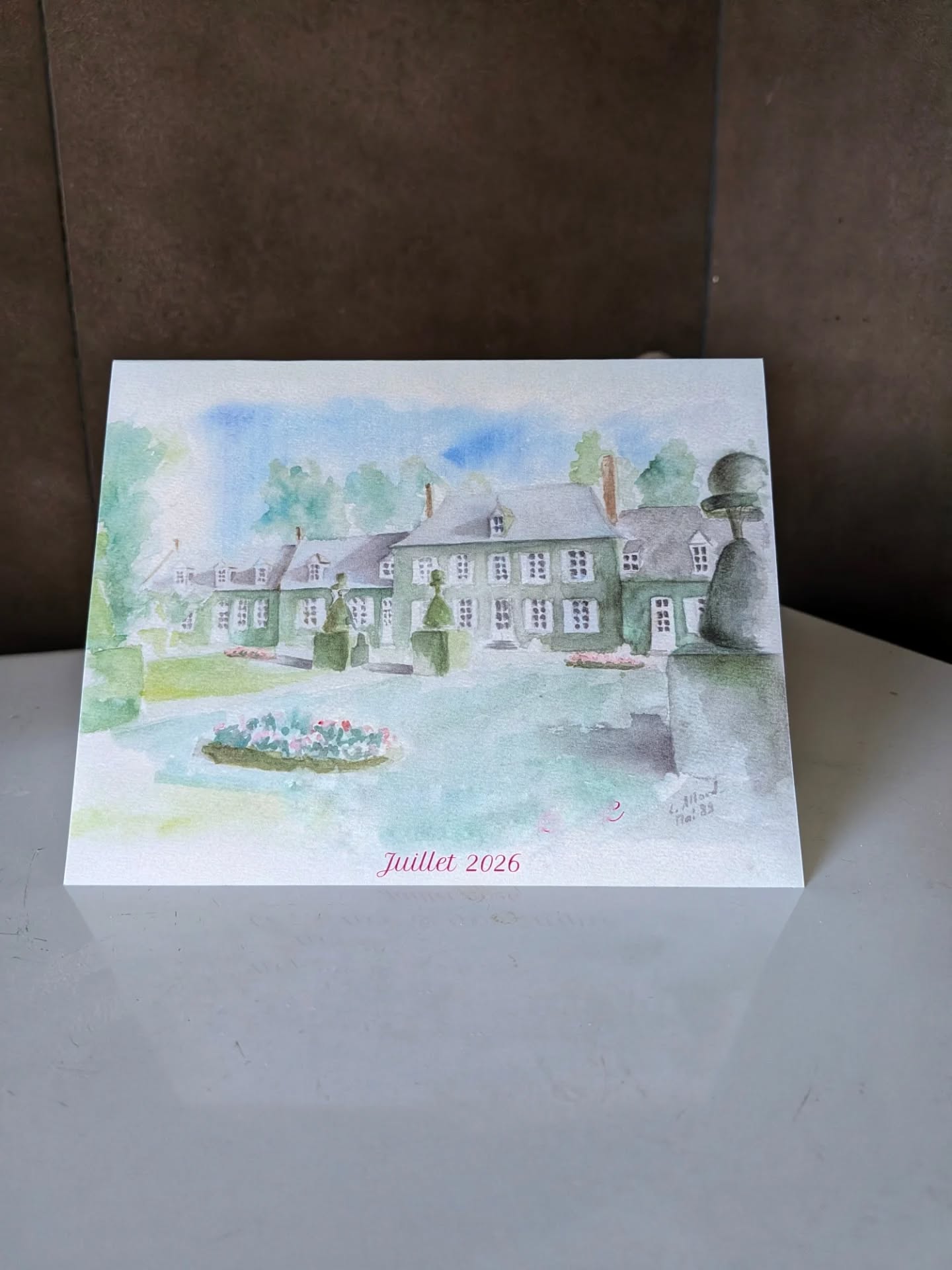 Imaginez ma tête en ouvrant le courrier hier matin . "Oh chouette un faire part ..."
Et quel faire part !!!
La mariée a repris l'aquarelle que j'avais peinte et offerte pour le mariage de ses parents en 1989 !
Et oui, faute de temps, j'ai un peu lâché l'aquarelle. Il faudrait peut-être bien que je m'y remette quand je vois ça !
(Merci à ceux qui reconnaissent de ne pas citer le lieu ni la famille)
#fairepartdemariage #aquarellemaison #papeteriemariagepersonnalisée #aquarellemariage #graphistecatho