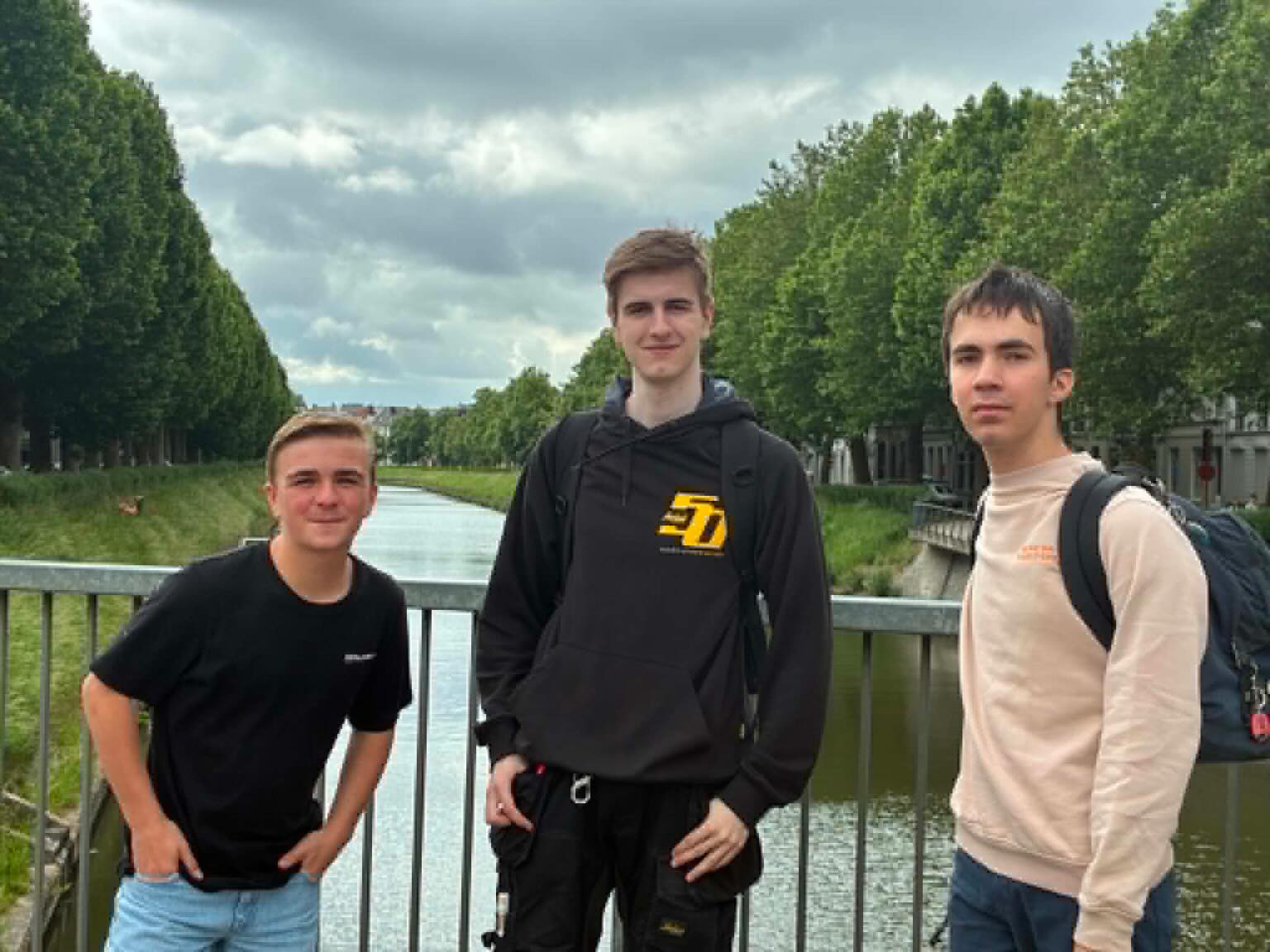 Trots op Alexander, Liam en Rune!
Vorige week mochten zij, als afgevaardigden van de leerlingenraad en/of schoolraad, samen met het Gentse Scholierenoverleg hun voorstellen presenteren aan het LOP. Zo lieten ze de stem van onze leerlingen horen aan vertegenwoordigers uit het onderwijsveld.
Een mooi voorbeeld van leerlingenparticipatie in actie!