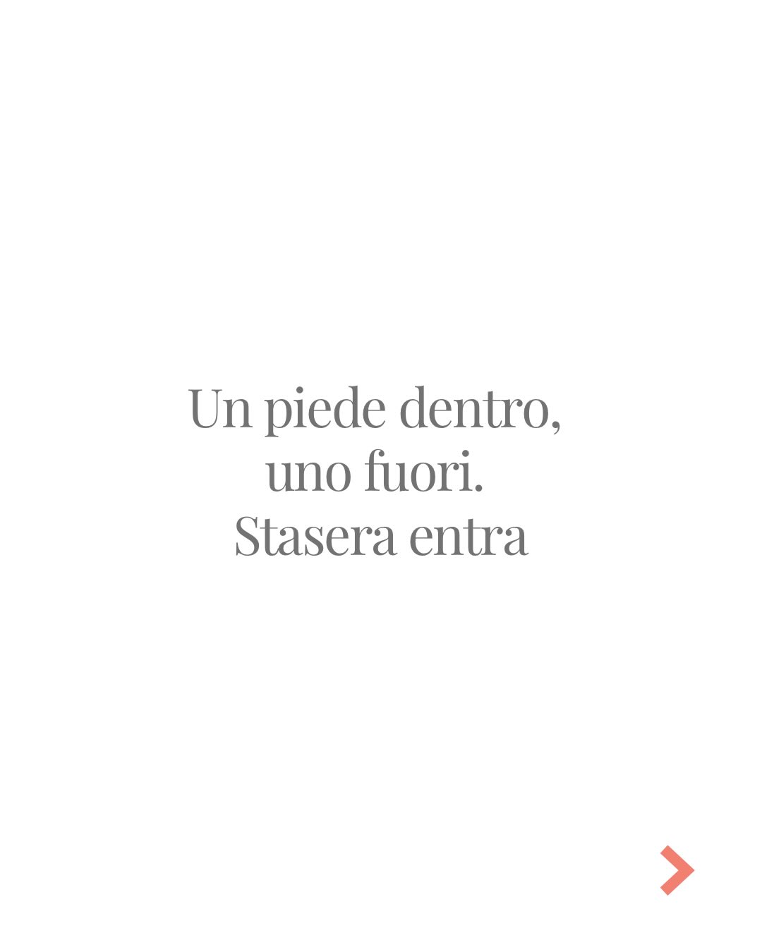 In questi giorni alcune persone mi hanno scritto in privato per chiedermi come si svolgerà la serata. Approfitto volentieri per raccontarlo a tuttə con chiarezza, perché voglio che chi arriva sappia già cosa lo aspetta.
La serata ha due momenti distinti.
Il primo è una meditazione guidata inedita dedicata al solstizio d’estate. Il solstizio è il punto in cui il sole arriva al culmine del suo cammino annuale e per un istante sembra fermarsi, i latini lo chiamavano solstitium, il sole che sta fermo, un punto di massima pienezza in equilibrio tra quello che è stato e quello che verrà. Ci ritroviamo in un punto simile più spesso di quanto pensiamo nella vita, e questa meditazione nasce da una domanda precisa: cosa succede se invece di fuggire ci fermiamo lì? Un viaggio che parte dal corpo, lavora sul respiro e si allarga fino a includere la Terra intera nel suo gesto di massima apertura verso il sole, per scoprire che in quel punto c’è qualcosa di solido e prezioso che aspettava solo di essere riconosciuto.
Il secondo momento è la presentazione in anteprima della mia nuova meditazione audio, Ciò che Sai da Sempre, nata da un articolo sugli astronauti e da quella parola che usano tutte le persone che hanno visto la Terra dallo spazio per la prima volta: riconosciuto. Un viaggio immaginale di quaranta minuti che metterò in vendita da domani ma che regalo stasera a chi è con me in diretta.
Se vuoi esserci puoi iscriverti su filippomanassero.it o scrivermi al 3358015840
Ti aspetto questa sera alle 21 su Zoom.
Con cura, Filippo