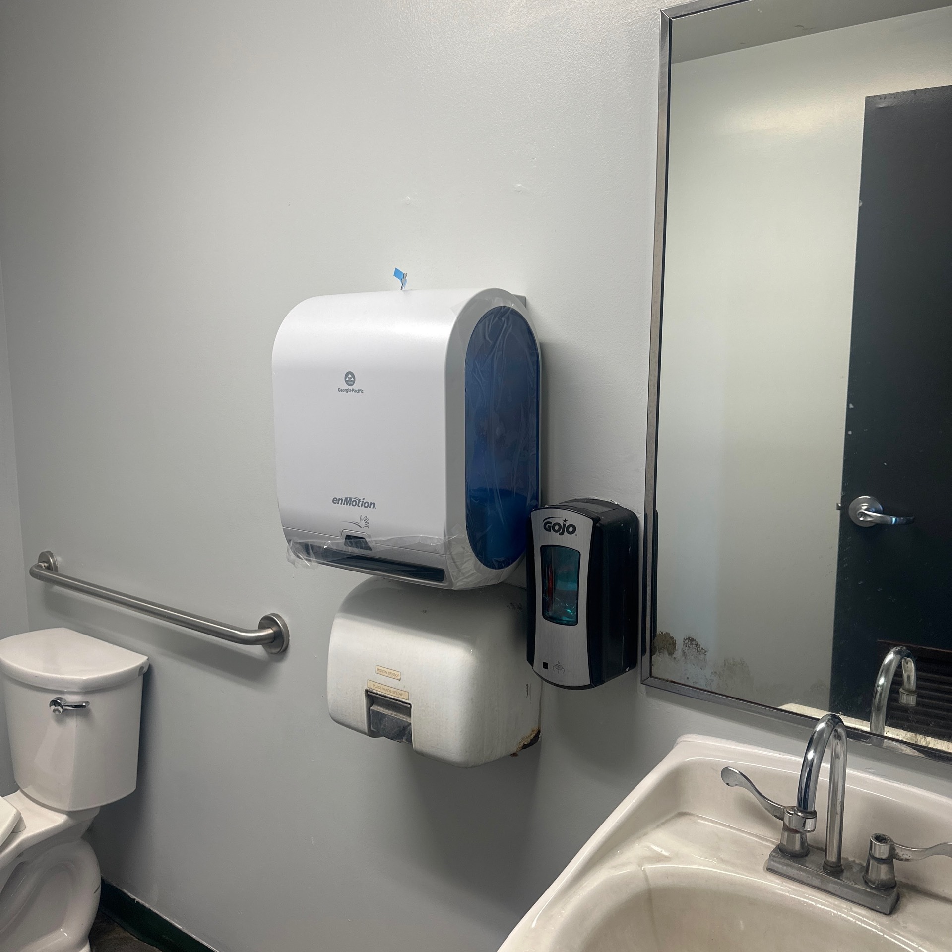 πΉ Before: Employee service restroom required painting repairs and did not have a paper towel dispenser.
β
After: Completed all painting work and installed a new sensor-operated paper towel dispenser in the employee service restroom. π¨π§»β¨