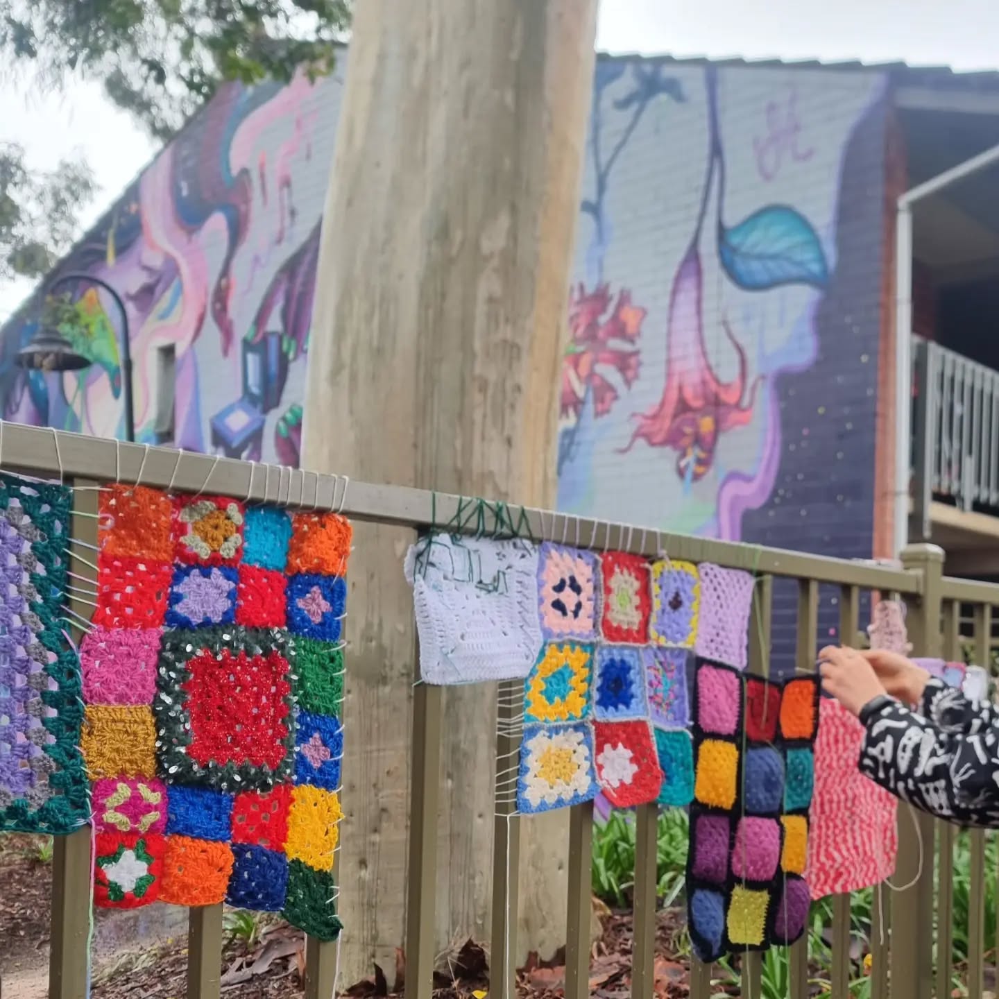 Much fun was had this morning yarn bombing the area around the box factory City of Adelaide Community Centres. An enthusiastic crowd with much camaraderie and good conversation.
#yarnbombing
#community
#boxfactory
#adelaidecityliving