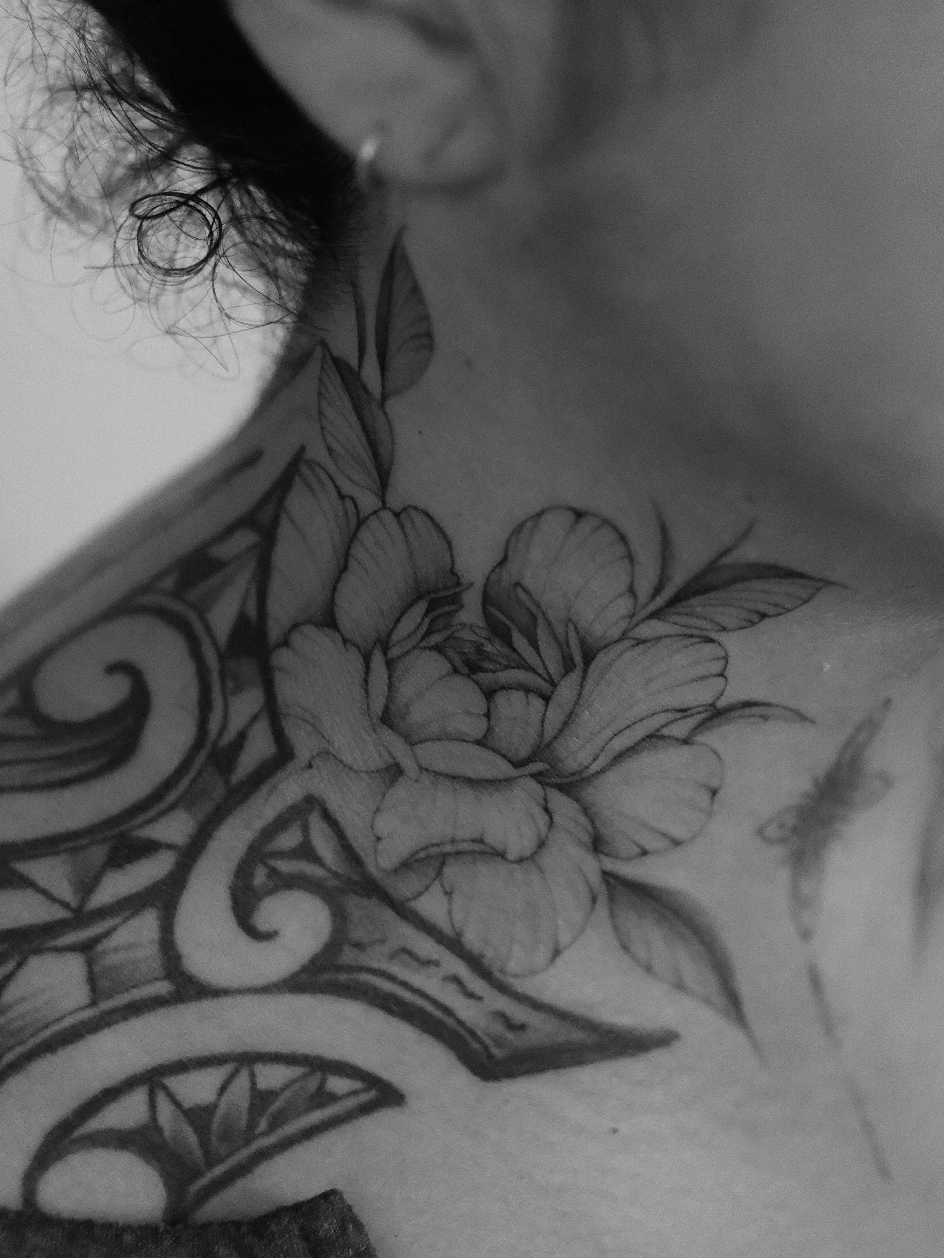Started this beauty spontaneously the other day 🫠 would I do it again? Absolutely yes! Is it hard to work on? You bet! would looove to do more neck projects this coming month ;) #necktattoo #tattoobigisland #tattoohawaii #tattookamuela #tattoowaimea