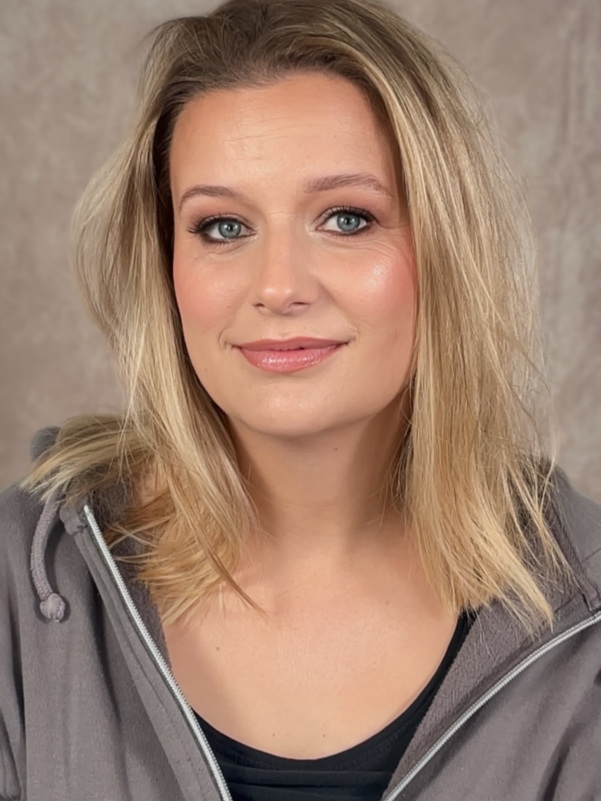 OBSESSED with @rhianj1988 makeup ✨
The base was going on so well I had to ask what she did for her skincare in a day to day basis
“… not a lot”
And that’s probably the best way to keep it because loading your skin up on a 10 product routine will probably do more harm than good.
Feed your skin with nutrients and water and you’ll see the difference with a minimal skincare routine.
Beauty Notes 🗝️
@diorbeauty backstage foundation
@narsissist creamy concealer
@toofacedlovestheuk chocolate soufflé
@charlottetilbury pinkgasm blush
@makeupforever up and down tan
@natashadenona sculpting palette
Makeup Artist Wales | Neutral Makeup | Event Makeup | Aberystwyth | Traveling Makeup Artist | Destination Makeup | Elopement Makeup | Dinner Party | Awards Evening Makeup