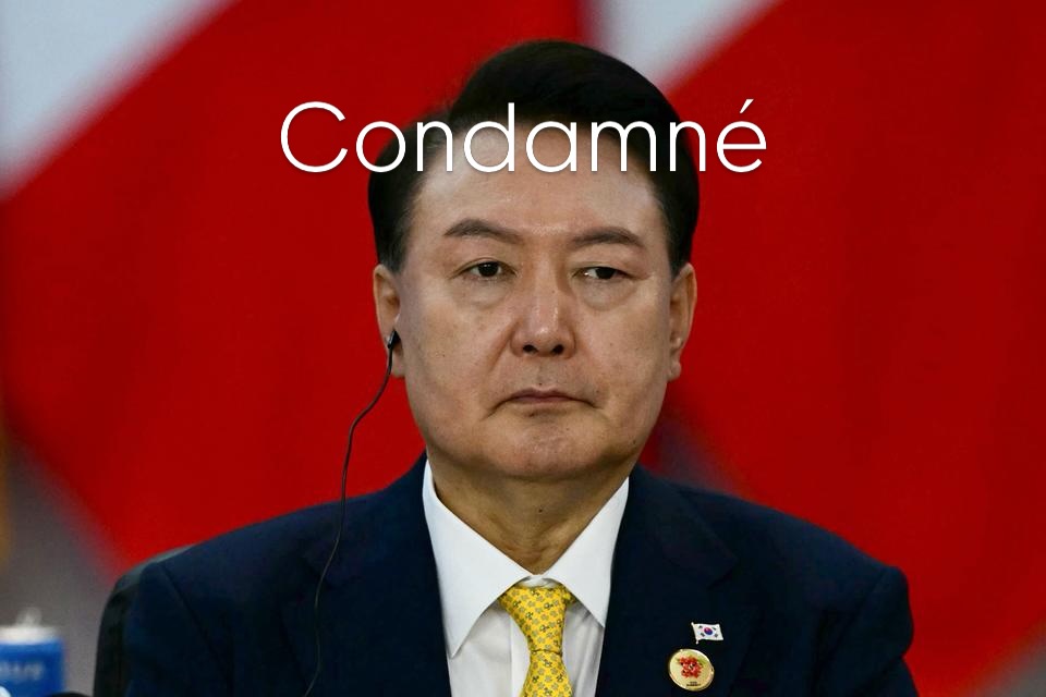 🇰🇷 L’ancien président sud-coréen Yoon Suk Yeol a été condamné à 30 ans de prison dans l’affaire des drones militaires envoyés en Corée du Nord.
Selon la justice, ces opérations auraient contribué à alimenter les tensions avec Pyongyang dans les semaines précédant la tentative de loi martiale qui a plongé le pays dans une crise politique majeure.
Cette condamnation s’ajoute à celles déjà prononcées dans d’autres dossiers liés à la loi martiale de décembre 2024.
Une affaire sans précédent qui continue de marquer profondément la vie politique sud-coréenne.
📰 Source : Le Monde / AFP
#CoréeDuSud #SouthKorea #YoonSukYeol #Corée #ActualitéCoréenne CoreePassion KoreaNews 🇰🇷