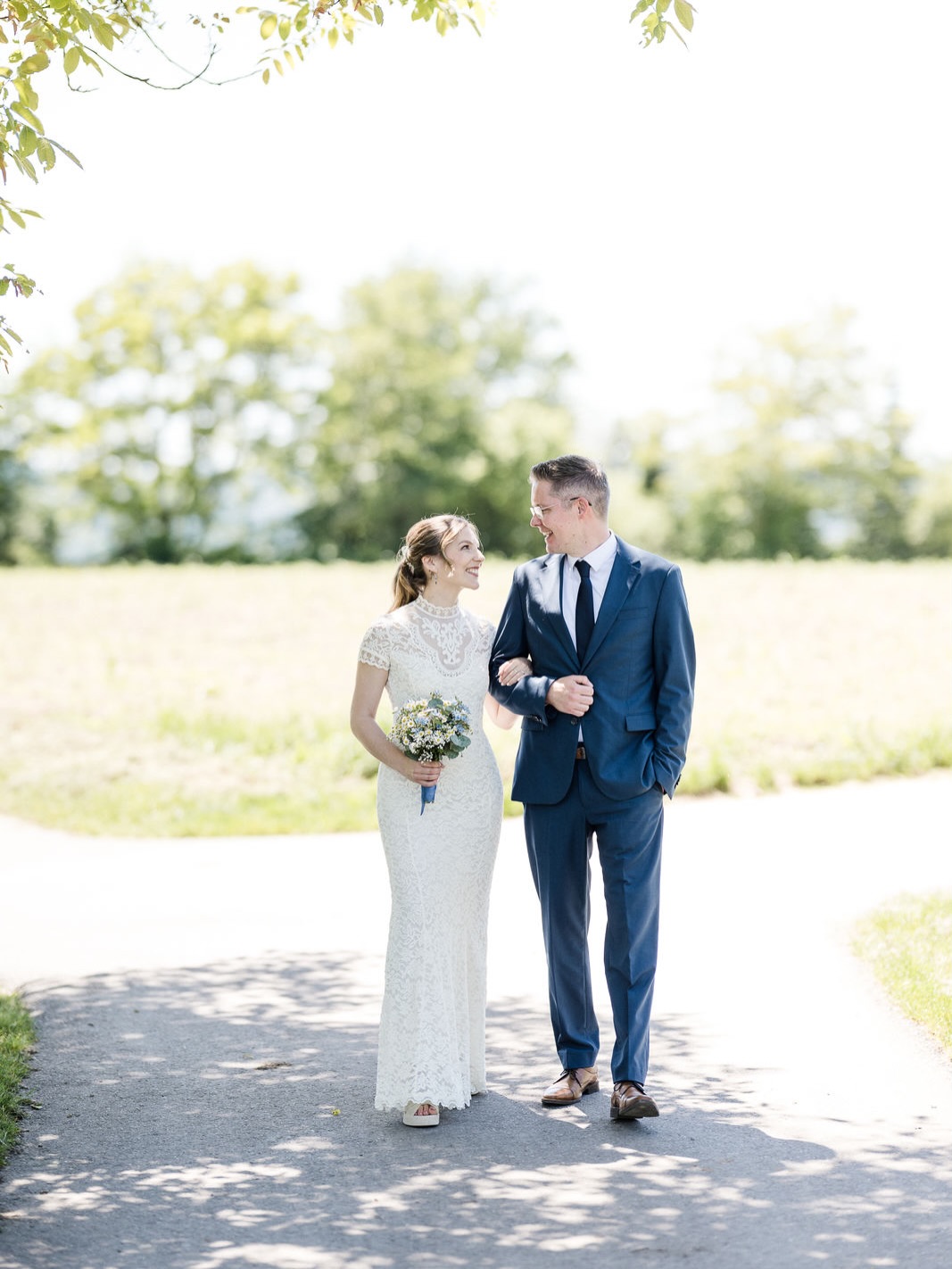 22.05.2026 🤍💍
Unsere standesamtliche Trauung auf dem Grafenberg – ein Tag, den wir nie vergessen werden. Und jetzt diese Bilder… Ich bin so verliebt in jedes einzelne Foto und könnte nicht glücklicher sein. Sie fangen genau das ein, was wir an diesem Tag gefühlt haben. ✨
Danke, liebe Rebecca für diese wundervolle Erinnerung. 🥰 @rebeccaconte_photography
Ich würde mich immer wieder für dich als Fotografin entscheiden und freue mich sehr auf die freie Trauung nächstes Jahr!
Danke auch an meine liebe Brautstylistin @kirsten.makeupartist 🫶
Ich habe mich den ganzen Tag sehr wohl und schön gefühlt.
Und weil ich nun so viele wundervolle Bilder habe, wird das nicht der letzte Post mit unseren Hochzeitsbildern vom Standesamt bleiben… 😂🫶
