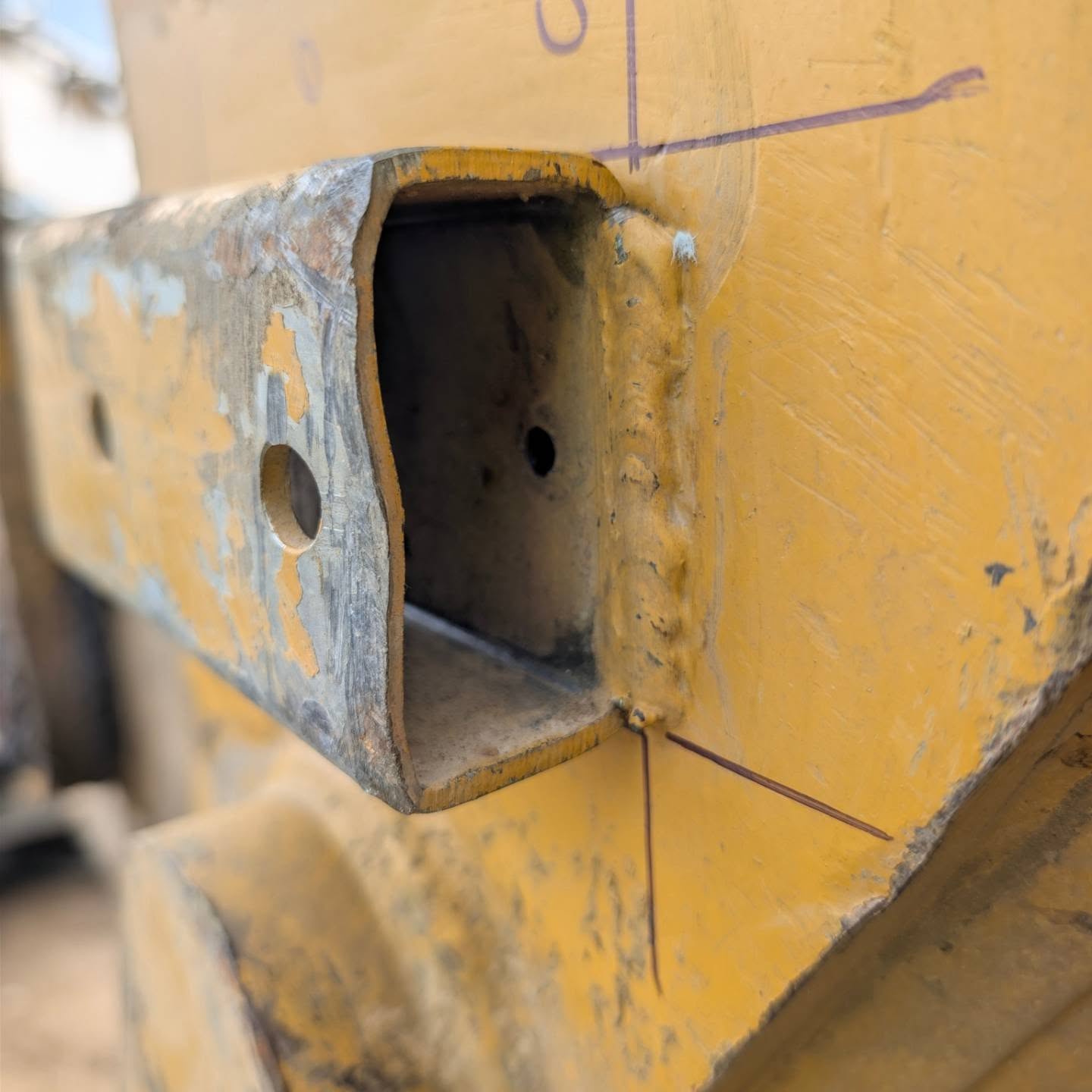 Bucket sensor took a hit on this CAT 330 but it was fine! Replaced the bracket and I didn't have CAT yellow on my truck so we used the Hitachi orange....but we're just gonna call it Unicontrol orange 🧡