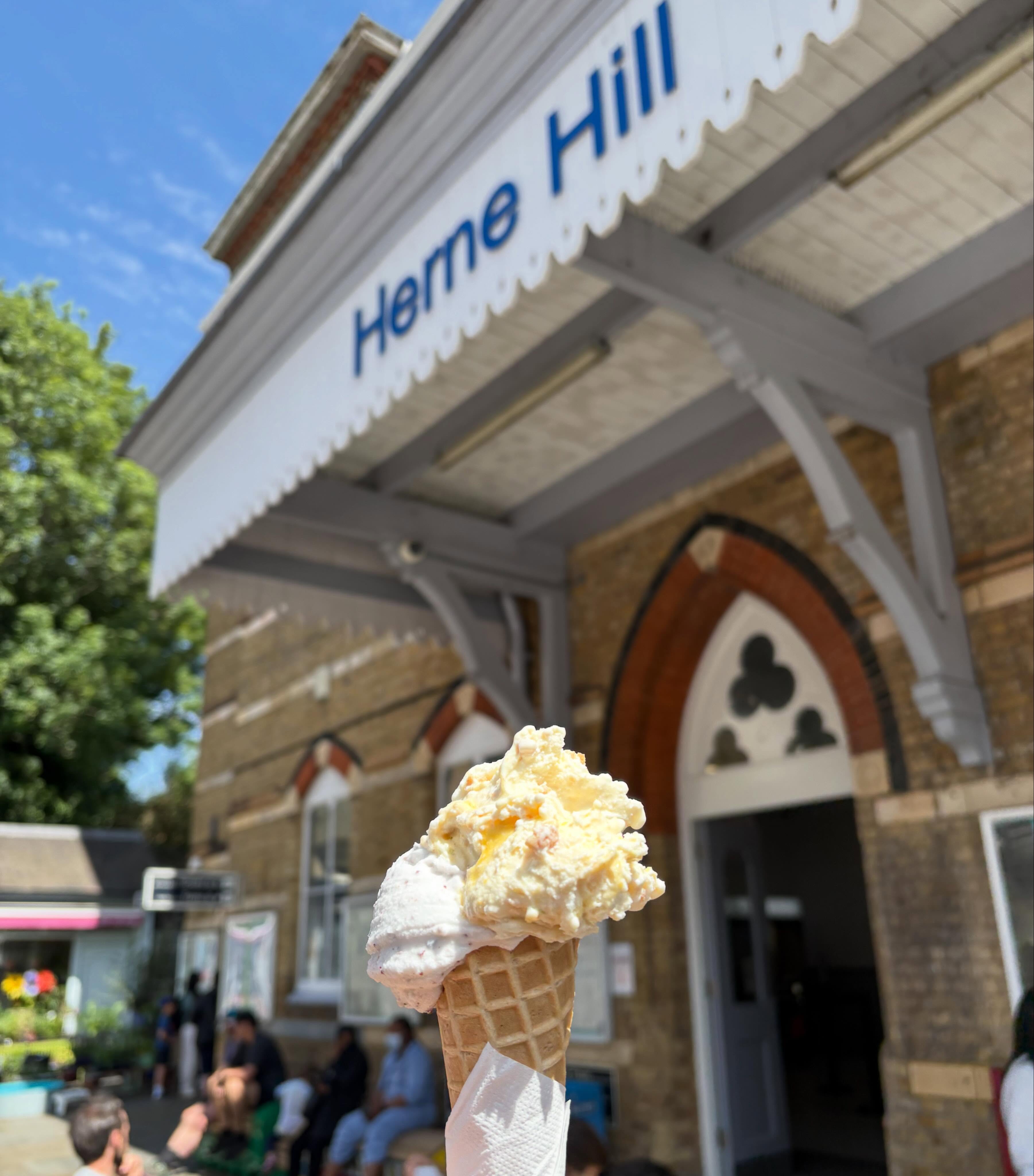 Coconut Choc Chip and Mango, Lime Cheesecake in a waffle cone☀️🍦
Flavours this week:
- MONKEY BUSINESS 🐵 = caramel gelato with whipped Nutella and homemade banana bread
- MANGO 🥭 LIME 🍋🟩 CHEESECAKE = cream cheese gelato with homemade mango ripple and biscuit crumb
- peanut choc chip
- chocolate smoked salt
- Jersey milk
- yogurt & black cherry
- coconut choc chip
- dark chocolate single origin Ecuador
- piña colada
- Alphonso mango
#hernehill #brockwellpark #hernehillstation #artisangelato #se24