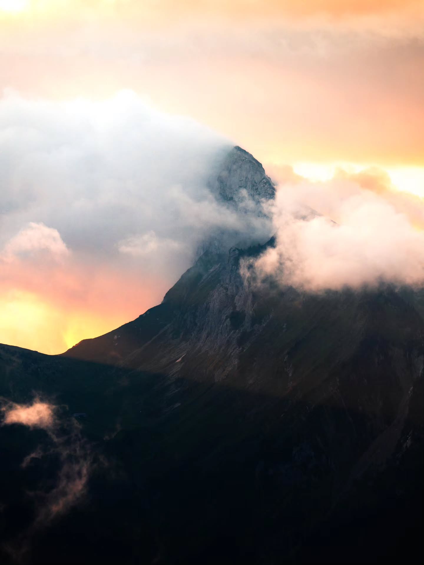 When the sky goes boom 🔥
#stockhorn #swissalps #mountains